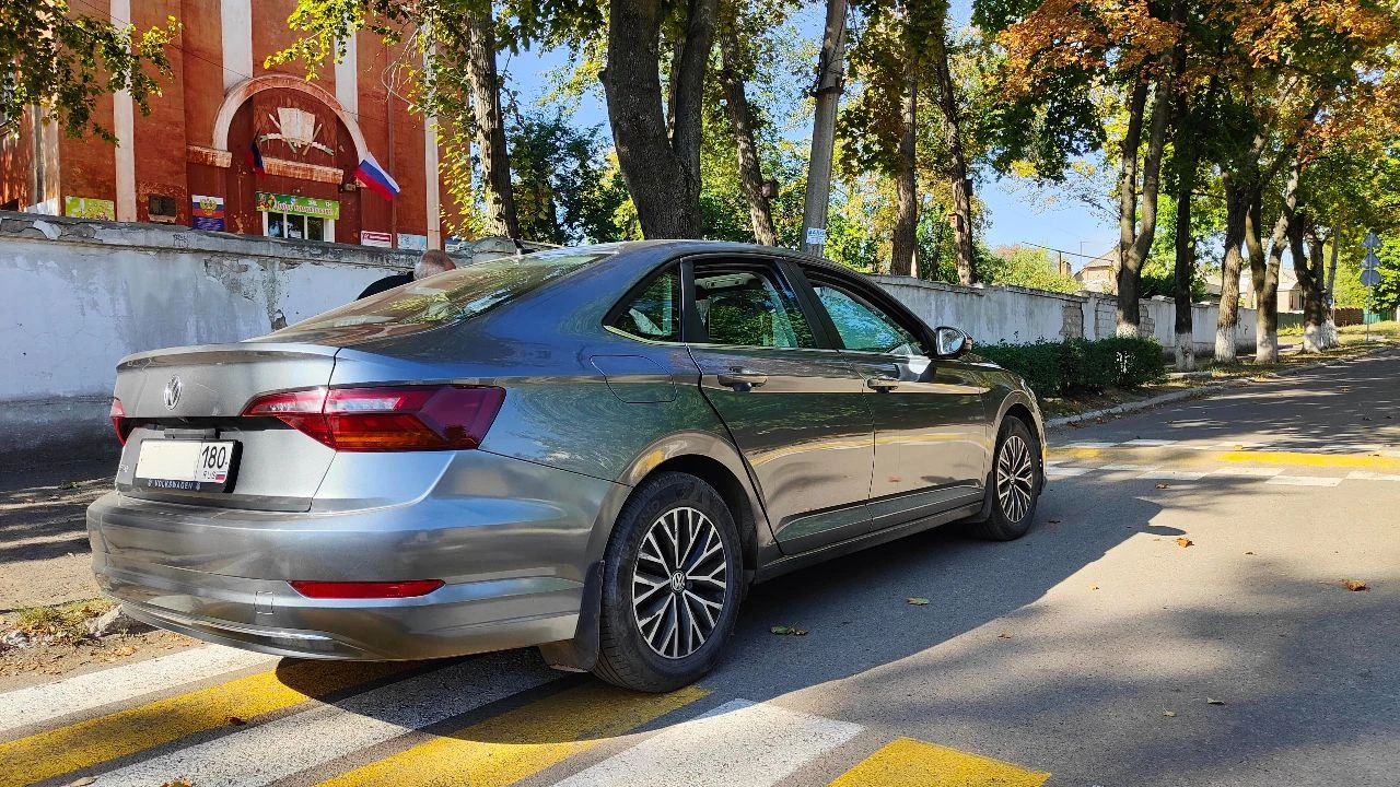 Продам volkswagen jetta 7, комплектация se, 07/2019 год, пробег 69870км, двс 1.4 турбо(150лс), акпп aisin 8ст. кожаный салон, кожаный руль, панорамный люк, бесключевой доступ, запуск кнопкой start-stop, датчик дождя, датчик света, 2-х зонный климат контроль, подогрев сидений, электрический стояночный тормоз,6,5-дюймовый сенсорный экран с камерой заднего вида, интеграция смартфонов apple carplay и android auto, bluetooth, датчики слепых зон, 16-дюймовые легкосплавные диски, датчик давления шин, светодиодная оптика. резина зима/лето kumho в отличном состоянии. я владелец по птс (тех. пасорту). машиной владею с марта 2024 года. переоформление без проблем. машина в хорошем состоянии, делать абсолютно ничего не нужно, авто готово ехать на любые расстояния, полностью обслуженно. замена масла в моторе каждые 5 т. км. выполнены 3 подряд частичные замены масла в акпп с интервалом 500 км каждая. сделан антикор. в комплекте 3 ключа, 2 брелка для бесключевого доступа, + дополнительно 3й механический ключ для доступа в авто. полностью русифицирована цена 1850000 руб. доп вопросы по телефону. тел. 7(девять четыре девять) 438-55-35 - фотография - 2