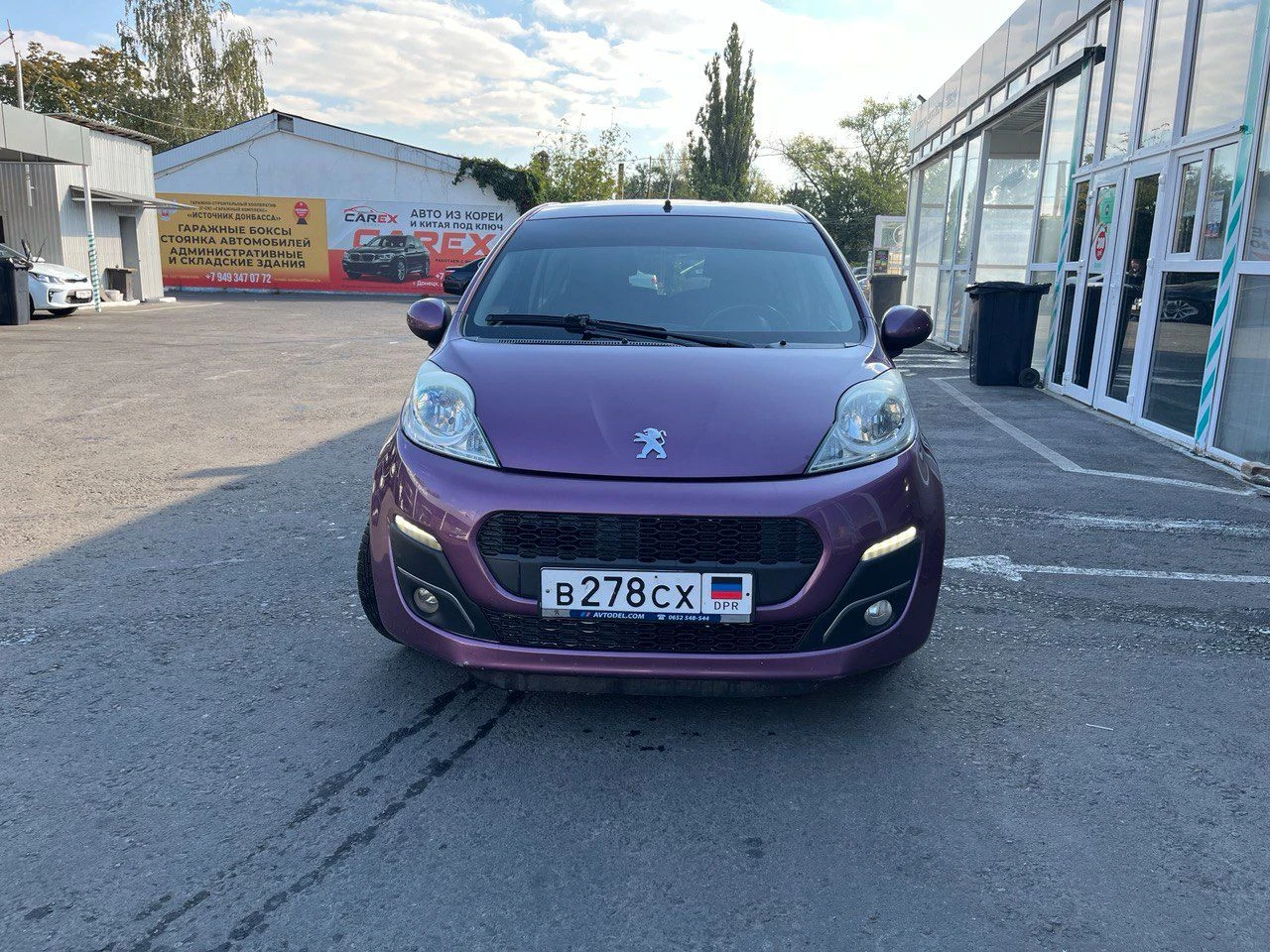 Пежо 107.. .2013 пробег 87700 км. ..автомат- робот. . первый хозяин. . все хорошем сост. .расход 3.5 - 5 литров. ..это копия тойота ауго. .цена 610.. . руб +79493353529 +79494887489 связь бывает не очень машина в центре донецка - фотография - 2