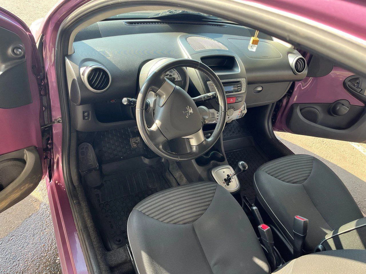 Пежо 107.. .2013 пробег 87700 км. ..автомат- робот. . первый хозяин. . все хорошем сост. .расход 3.5 - 5 литров. ..это копия тойота ауго. .цена 610.. . руб +79493353529 +79494887489 связь бывает не очень машина в центре донецка - фотография - 4