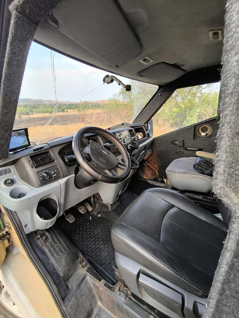 Продам бронированный ford transit (диса 29615) 2007г🔥🔥🔥 задний привод. двигатель puma fxfa 2.4, дизельный с турбонаддувом 115л. с. броневая защита салона, крыши, бронестекла (держит пулю ак, акм) скрытые бойницыаварийный люк крышисистема пожаротушения отсека двигателя задний мост перебран, новое масло, новые блины и колодки. новые троса ручника. новый поддерживающий карданвала стоит хорошая музыка, продажа с ней. задняя камера +1 камера в резерве(можно установить куда необходимо) по документам все ровно штрафов/запретов нет. цена 750к🔥 + быстрый торг или обмен на ваше авто. телефон (+79494730802) или в л. с - фотография - 6