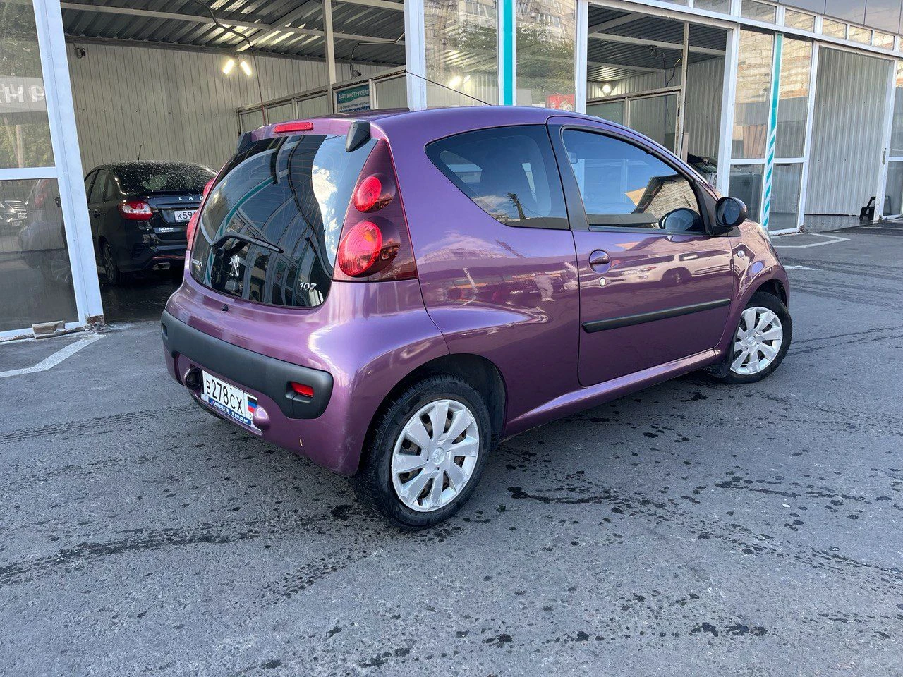 Пежо 107.. .2013 г. .пробег 87700 км. .автомат. .первый хозяин. .в хорошем сост. ..двигатель коробка ходовая. ..все от тойота цена 610.. .руб. ..+79493353529 +79494887489 связь бывает не очень. машина в центре донецка - фотография - 3