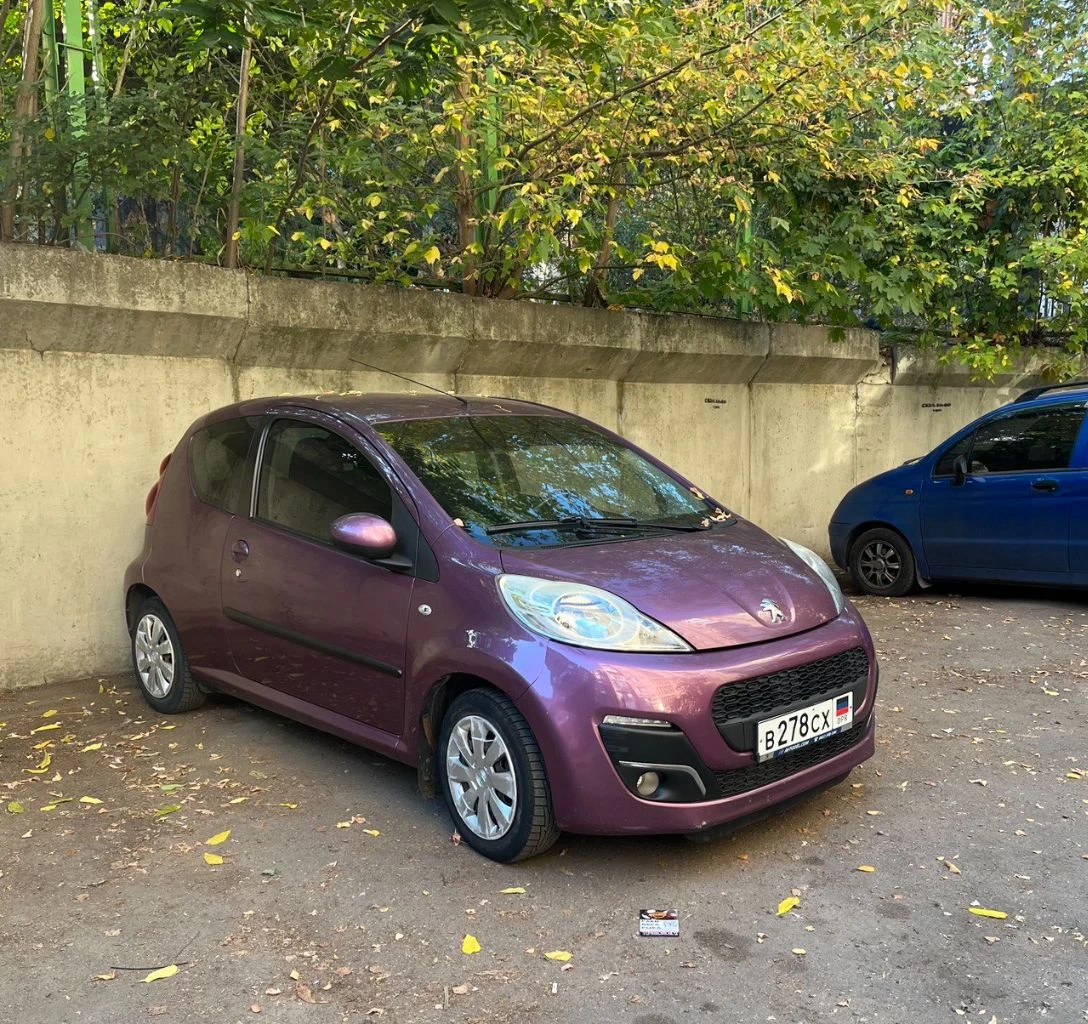 Пежо 107.. .2013 г. .пробег 87700 км. .автомат. .первый хозяин. .в хорошем сост. ..двигатель коробка ходовая. ..все от тойота цена 610.. .руб. ..+79493353529 +79494887489 связь бывает не очень. машина в центре донецка - фотография - 2