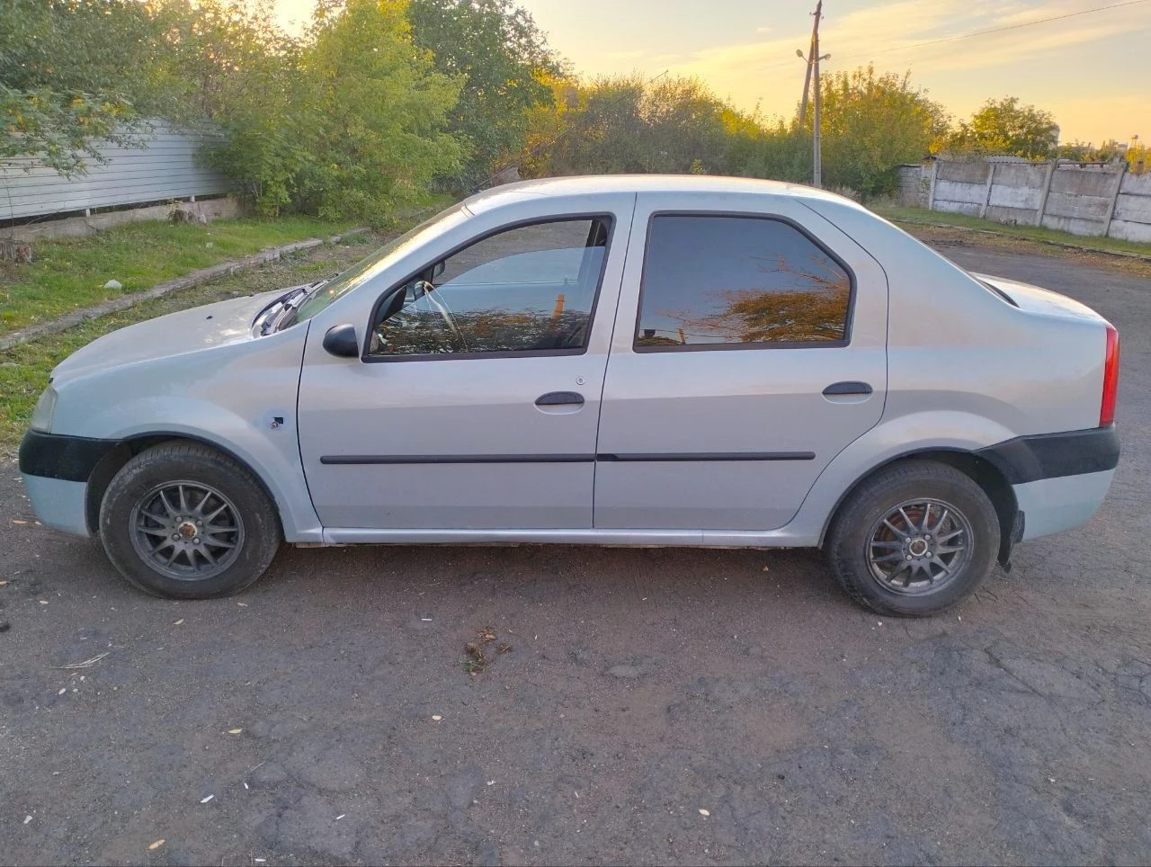 Renault logan цена - 450 000₽ город - мариуполь год выпуска - 2007 пробег - 125.000 км топливо - бензин модификация- 1.4 кпп - механика собственник - да авто полностью обслужен. вложений не требует. ходовка живая, масло не ест. техника вся на отлично, кузов без гнили. по лакокрасочному жизненные моменты рено. документы чистые. дополнительная информация по телефону. +7 949 103 42 09 +7 949 709 83 88 быстрым торг! эур✅️ кондиционер✅ аудио система с bluetooth✅ - фотография - 3
