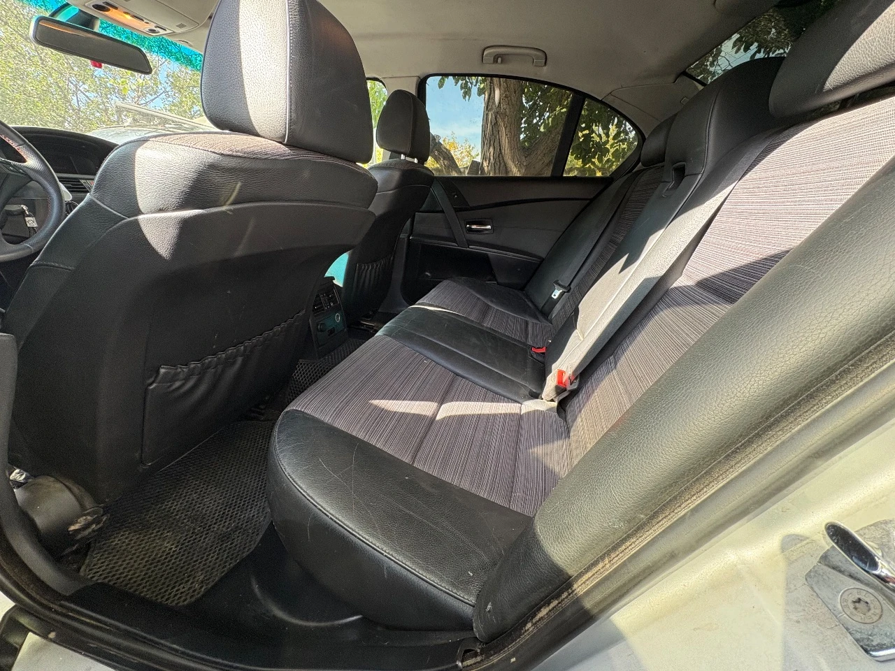 Bmw e60 2004г 525i m54b25 акпп полностью на ходу. колодки в круг новые, кондиционер заправлен. подогрев сидений. круиз работает. сиденья электро с памятью. электро регулировка руля. в штатную магнитолу установлен блютуз для музыки. диски r17 по кузову есть вмятины, царапины. учет днр, переоформление без проблем. донецк +79498099159 - телеграмм 750.000₽ - фотография - 3