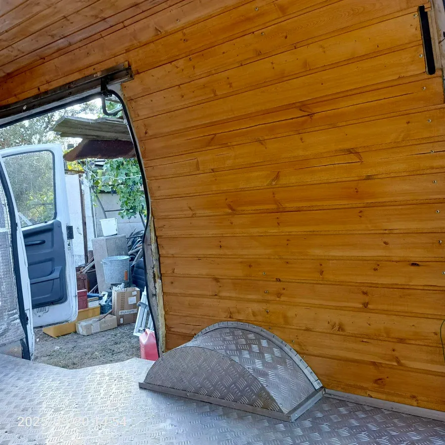 Соболь для души! из комфорта: электроподъемники, мульти-руль, торпеда бизнес, гур, качественный авто звук. далее самое интересное: соболь полностью обесшумлен кузов, кабина, дверные карты, всё обесшумивал. пол выполнен из нержавеющего алюминия, остальное это вагонка хвоя, сосна (покрывал биотонером и лаком в 2 слоя), диски литые, резина усиленная новая зимняя липучка (triangle), брал с большим профилем 225/65/16c, нигде не застрянет) зеркала боковые, новые с подогревом, стопы задние новые, фары новые (стекло), противотуманки ставил новые. свет на 10/10. вся обработана от коррозии, ни одного рыжика нет, так же шумка защищает от ржавчины! передок полностью перебран, балка перебрана, барабаны, колодки новые, рессоры новые самые мощные и при этом самые мягкие, глушитель (новый) переварен под баллоны метан, подвесной новый компрессия в каждом цилиндре идеальная. звук, очень приятный, езда очень плавная, очень хорошо набирает. движок, коробка да и вообще вся ходовая в идеальном состоянии! цена: 900.000. торга нет! делал для себя, для отдыха, можно спать в - 30 (проверял). машина в луганске. все номера читаются, не в залоге, не в кредите, запретов нет. за дополнительными фото, видео и т. д. в лс. +79591915862 (телеграм, ватсап). - фотография - 26