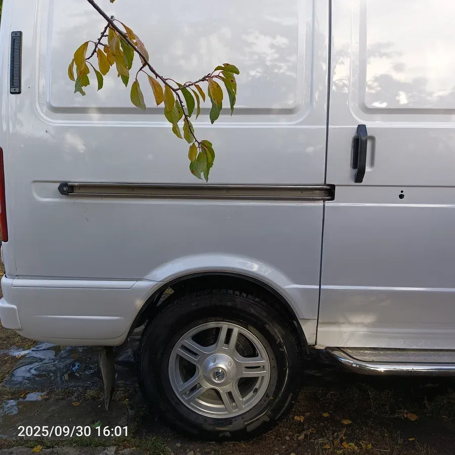 Соболь для души! из комфорта: электроподъемники, мульти-руль, торпеда бизнес, гур, качественный авто звук. далее самое интересное: соболь полностью обесшумлен кузов, кабина, дверные карты, всё обесшумивал. пол выполнен из нержавеющего алюминия, остальное это вагонка хвоя, сосна (покрывал биотонером и лаком в 2 слоя), диски литые, резина усиленная новая зимняя липучка (triangle), брал с большим профилем 225/65/16c, нигде не застрянет) зеркала боковые, новые с подогревом, стопы задние новые, фары новые (стекло), противотуманки ставил новые. свет на 10/10. вся обработана от коррозии, ни одного рыжика нет, так же шумка защищает от ржавчины! передок полностью перебран, балка перебрана, барабаны, колодки новые, рессоры новые самые мощные и при этом самые мягкие, глушитель (новый) переварен под баллоны метан, подвесной новый компрессия в каждом цилиндре идеальная. звук, очень приятный, езда очень плавная, очень хорошо набирает. движок, коробка да и вообще вся ходовая в идеальном состоянии! цена: 900.000. торга нет! делал для себя, для отдыха, можно спать в - 30 (проверял). машина в луганске. все номера читаются, не в залоге, не в кредите, запретов нет. за дополнительными фото, видео и т. д. в лс. +79591915862 (телеграм, ватсап). - фотография - 21