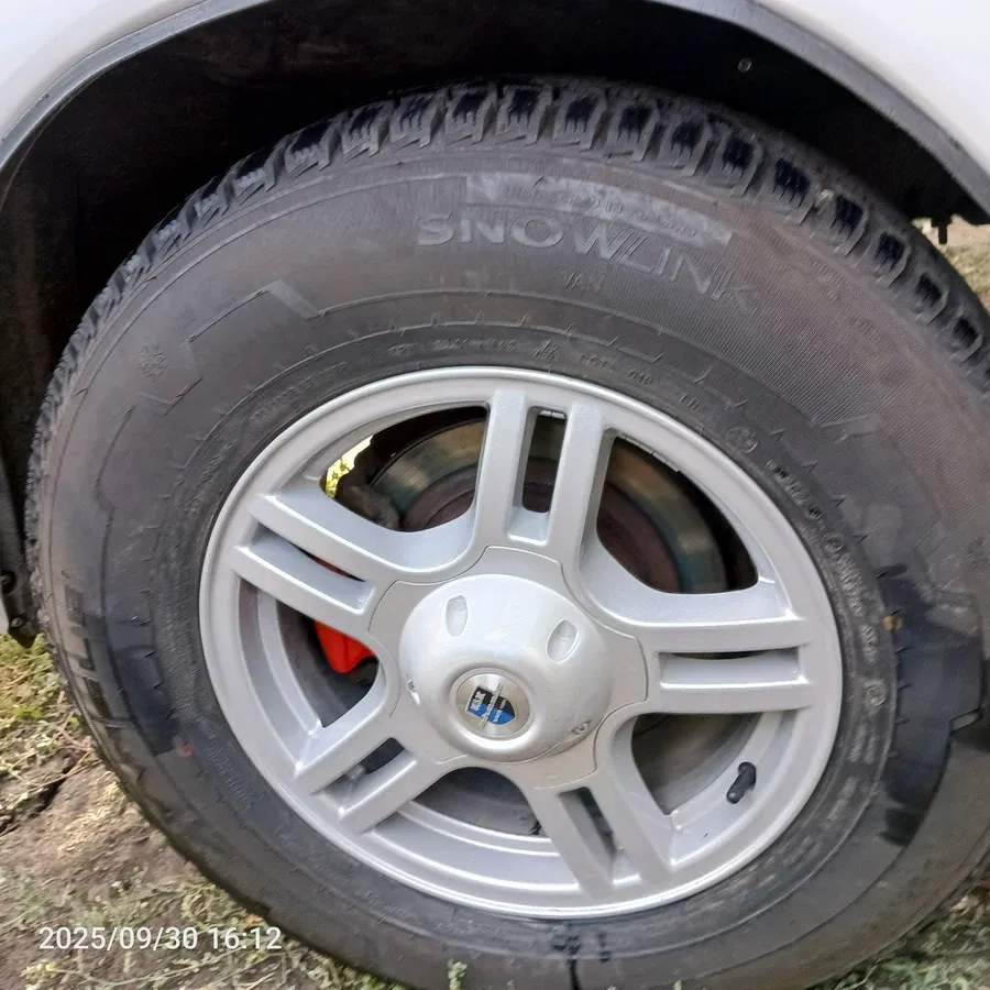 Соболь для души! из комфорта: электроподъемники, мульти-руль, торпеда бизнес, гур, качественный авто звук. далее самое интересное: соболь полностью обесшумлен кузов, кабина, дверные карты, всё обесшумивал. пол выполнен из нержавеющего алюминия, остальное это вагонка хвоя, сосна (покрывал биотонером и лаком в 2 слоя), диски литые, резина усиленная новая зимняя липучка (triangle), брал с большим профилем 225/65/16c, нигде не застрянет) зеркала боковые, новые с подогревом, стопы задние новые, фары новые (стекло), противотуманки ставил новые. свет на 10/10. вся обработана от коррозии, ни одного рыжика нет, так же шумка защищает от ржавчины! передок полностью перебран, балка перебрана, барабаны, колодки новые, рессоры новые самые мощные и при этом самые мягкие, глушитель (новый) переварен под баллоны метан, подвесной новый компрессия в каждом цилиндре идеальная. звук, очень приятный, езда очень плавная, очень хорошо набирает. движок, коробка да и вообще вся ходовая в идеальном состоянии! цена: 900.000. торга нет! делал для себя, для отдыха, можно спать в - 30 (проверял). машина в луганске. все номера читаются, не в залоге, не в кредите, запретов нет. за дополнительными фото, видео и т. д. в лс. +79591915862 (телеграм, ватсап). - фотография - 12