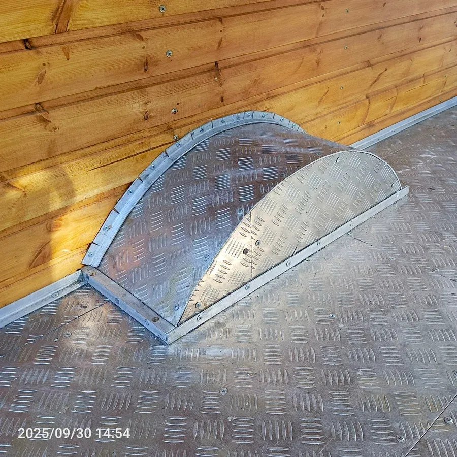 Соболь для души! из комфорта: электроподъемники, мульти-руль, торпеда бизнес, гур, качественный авто звук. далее самое интересное: соболь полностью обесшумлен кузов, кабина, дверные карты, всё обесшумивал. пол выполнен из нержавеющего алюминия, остальное это вагонка хвоя, сосна (покрывал биотонером и лаком в 2 слоя), диски литые, резина усиленная новая зимняя липучка (triangle), брал с большим профилем 225/65/16c, нигде не застрянет) зеркала боковые, новые с подогревом, стопы задние новые, фары новые (стекло), противотуманки ставил новые. свет на 10/10. вся обработана от коррозии, ни одного рыжика нет, так же шумка защищает от ржавчины! передок полностью перебран, балка перебрана, барабаны, колодки новые, рессоры новые самые мощные и при этом самые мягкие, глушитель (новый) переварен под баллоны метан, подвесной новый компрессия в каждом цилиндре идеальная. звук, очень приятный, езда очень плавная, очень хорошо набирает. движок, коробка да и вообще вся ходовая в идеальном состоянии! цена: 900.000. торга нет! делал для себя, для отдыха, можно спать в - 30 (проверял). машина в луганске. все номера читаются, не в залоге, не в кредите, запретов нет. за дополнительными фото, видео и т. д. в лс. +79591915862 (телеграм, ватсап). - фотография - 9