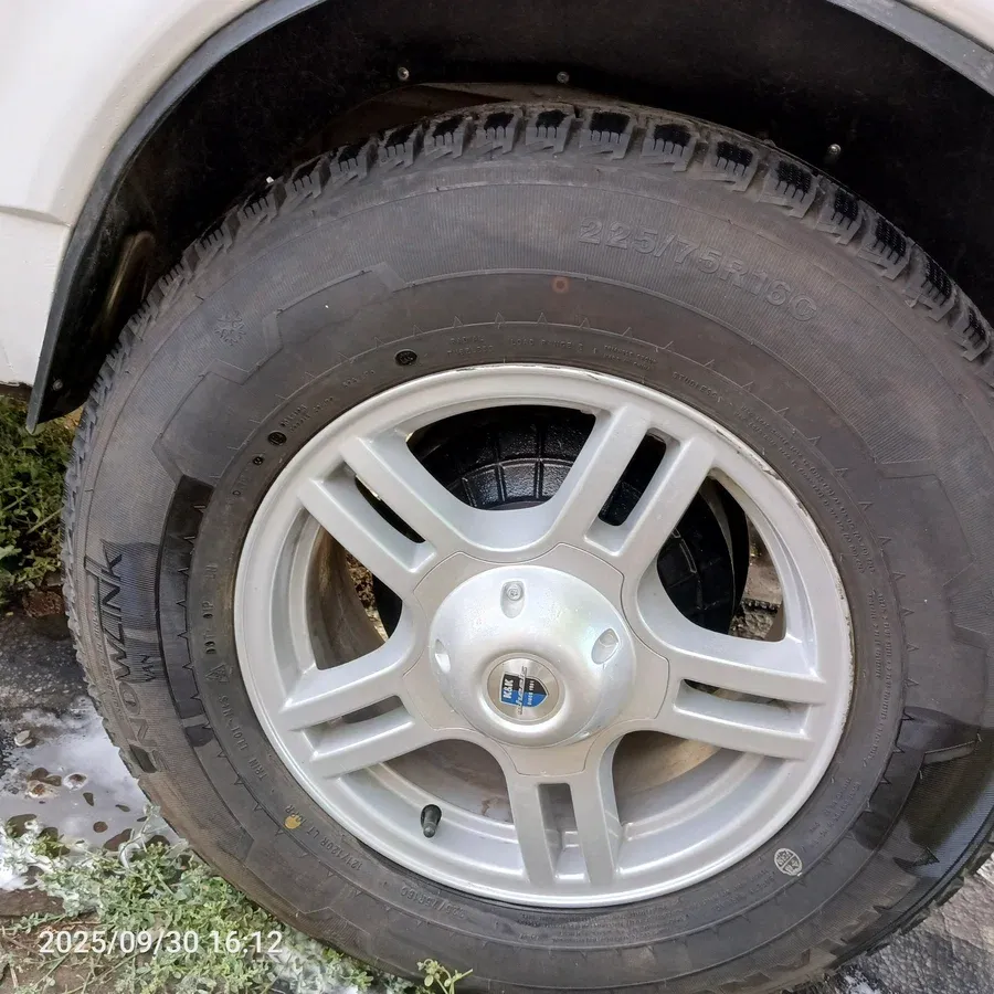 Соболь для души! из комфорта: электроподъемники, мульти-руль, торпеда бизнес, гур, качественный авто звук. далее самое интересное: соболь полностью обесшумлен кузов, кабина, дверные карты, всё обесшумивал. пол выполнен из нержавеющего алюминия, остальное это вагонка хвоя, сосна (покрывал биотонером и лаком в 2 слоя), диски литые, резина усиленная новая зимняя липучка (triangle), брал с большим профилем 225/65/16c, нигде не застрянет) зеркала боковые, новые с подогревом, стопы задние новые, фары новые (стекло), противотуманки ставил новые. свет на 10/10. вся обработана от коррозии, ни одного рыжика нет, так же шумка защищает от ржавчины! передок полностью перебран, балка перебрана, барабаны, колодки новые, рессоры новые самые мощные и при этом самые мягкие, глушитель (новый) переварен под баллоны метан, подвесной новый компрессия в каждом цилиндре идеальная. звук, очень приятный, езда очень плавная, очень хорошо набирает. движок, коробка да и вообще вся ходовая в идеальном состоянии! цена: 900.000. торга нет! делал для себя, для отдыха, можно спать в - 30 (проверял). машина в луганске. все номера читаются, не в залоге, не в кредите, запретов нет. за дополнительными фото, видео и т. д. в лс. +79591915862 (телеграм, ватсап). - фотография - 13