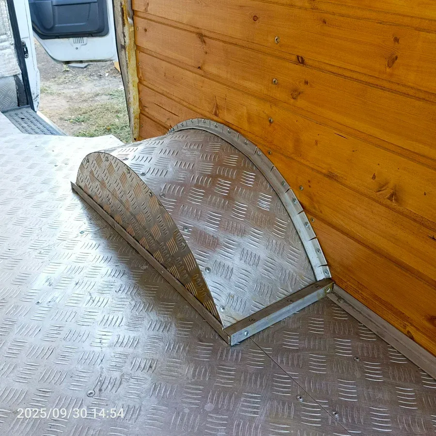 Соболь для души! из комфорта: электроподъемники, мульти-руль, торпеда бизнес, гур, качественный авто звук. далее самое интересное: соболь полностью обесшумлен кузов, кабина, дверные карты, всё обесшумивал. пол выполнен из нержавеющего алюминия, остальное это вагонка хвоя, сосна (покрывал биотонером и лаком в 2 слоя), диски литые, резина усиленная новая зимняя липучка (triangle), брал с большим профилем 225/65/16c, нигде не застрянет) зеркала боковые, новые с подогревом, стопы задние новые, фары новые (стекло), противотуманки ставил новые. свет на 10/10. вся обработана от коррозии, ни одного рыжика нет, так же шумка защищает от ржавчины! передок полностью перебран, балка перебрана, барабаны, колодки новые, рессоры новые самые мощные и при этом самые мягкие, глушитель (новый) переварен под баллоны метан, подвесной новый компрессия в каждом цилиндре идеальная. звук, очень приятный, езда очень плавная, очень хорошо набирает. движок, коробка да и вообще вся ходовая в идеальном состоянии! цена: 900.000. торга нет! делал для себя, для отдыха, можно спать в - 30 (проверял). машина в луганске. все номера читаются, не в залоге, не в кредите, запретов нет. за дополнительными фото, видео и т. д. в лс. +79591915862 (телеграм, ватсап). - фотография - 8