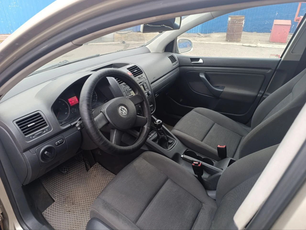 Гольф 5
Зелёная автотека
Продам авто в отличном состоянии
Кузов весь ровный и без рыжиков и вмятин
По техническому состоянию все работает без нареканий
1.6 Бензин на 6 ступке механике
Хорошая комплектация
Кондиционер заправлен и рабочий
Подогревы сидений
Круиз-контроль
Абс
Есп
Собственник
Осмотр город перевальск
Цена 680т. Р
+79591400470 - фотография - 9
