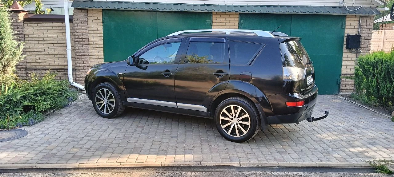 Mitsubishi outlander xl 2008 г. , полный привод, 208 т. к. пробег, я один владелец, без дтп, 1,1 млн. продаю автомобиль, за которым ухаживал с любовью и вниманием к деталям. это не просто транспорт, а вложение, которое окупится вашим спокойствием на годы вперёд. главные преимущества: ✔ безупречная история: один владелец по птс. всегда хранился в гараже. полное отсутствие дтп и крашеных деталей. всё родное, как с завода. ✔ здоровье кузова: машина японской сборки (не калужская). регулярно проходила антикоррозийную обработку. последняя — 2 года назад. полная защита от российских зим. ✔ экономичная эксплуатация: установлена топовая итальянская гбо brc (газ). надёжная и экономичная система. оригинальные диски и зимняя резина toyo в подарок. техническая информация: год: 2008 объем: 2.4 л пробег: 208 000 км (только по делу) гбо: brc (италия) комплект зимней резины: toyo на литых дисках r18 автомобитль готов к эксплуатации без лишних вложений и скрытых сюрпризов. звоните, чтобы назначить осмотр. - фотография - 2
