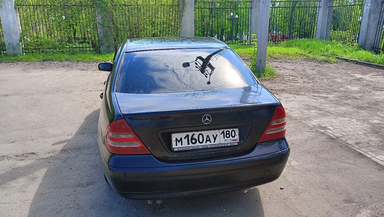 Продам мерседес w203.2001 года. двигатель 2 литра. механика 6 скоростей. масло не ест. двигатель обычный атмосферный. 111 мотор. состояние видно по фото. +79494227275. звоните пишите. хочу 450 тысяч. звоните договоримся. - фотография - 3