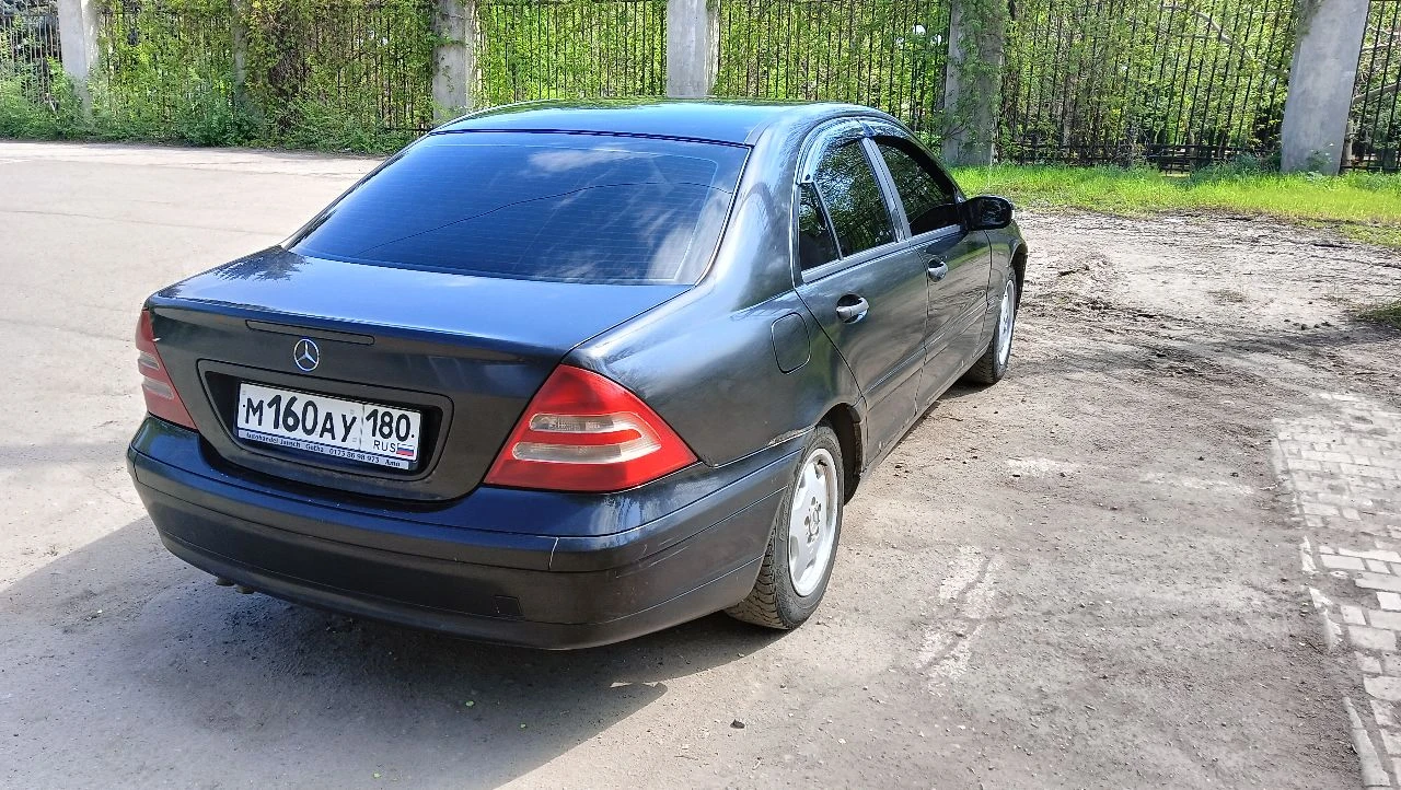 Продам мерседес w203.2001 года. двигатель 2 литра. механика 6 скоростей. масло не ест. двигатель обычный атмосферный. 111 мотор. состояние видно по фото. +79494227275. звоните пишите. хочу 450 тысяч. звоните договоримся. - фотография - 5