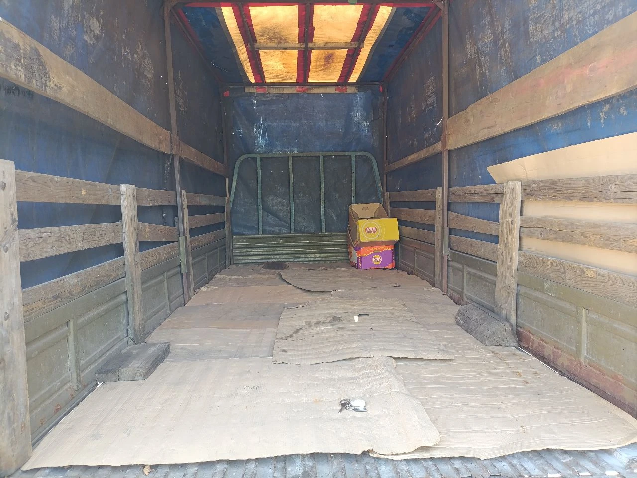 Продам бортовой грузовик фотон олин1043, сел поехал, 2005год, 3-х тонник, 3.7простой дизель, механика 5-ти ступка, будка 4метра. с документами порядок. смотреть в донецке. 400000р. +79494708166 - фотография - 16