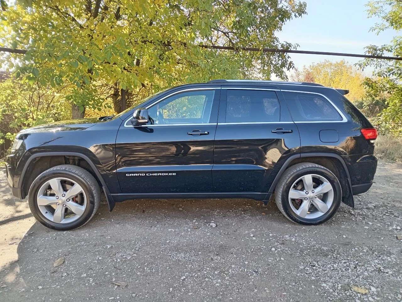 Джип гранд чероке 2013 года 3,6 бензин отличное состояние кузова без сколов, два комплекта резины, от хозяина - фотография - 2