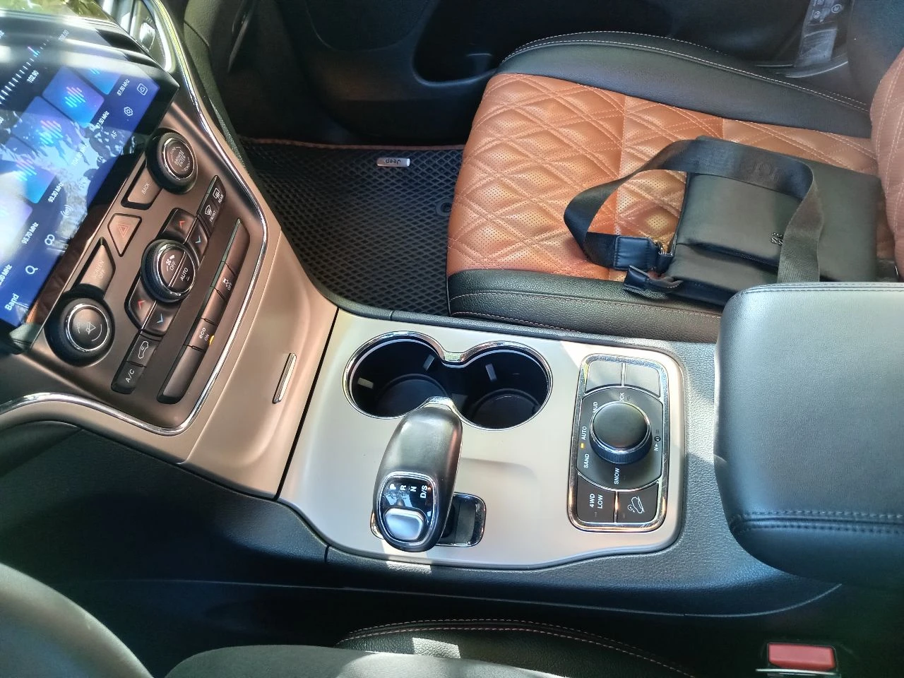 Джип гранд чероке 2013 года 3,6 бензин отличное состояние кузова без сколов, два комплекта резины, от хозяина - фотография - 8