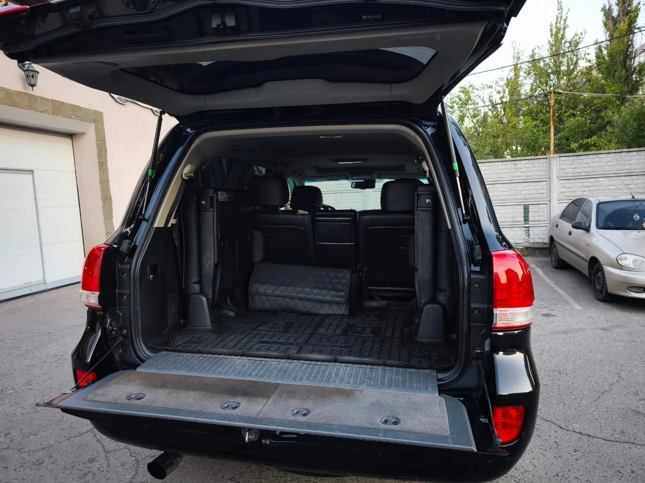 Toyota land cruiser 200. год выпуска 2011. двигатель 4.5л. дизель. пробег 340 тыс. км. комплект зимней резины. люксовая версия в полной комплектации с люком и третьим рядом сидений в хорошем состоянии. то проходил вовремя, недавно заменены тормозные колодки, сайлентблоки передних рычагов. по кузову имеются эксплуатационные царапины. документы в порядке(штрафов и запретов нет). цена 3 200 000 руб. торг уместен. просмотр в макеевке. +7949-616-45-66 +7949-439-69-83 - фотография - 5