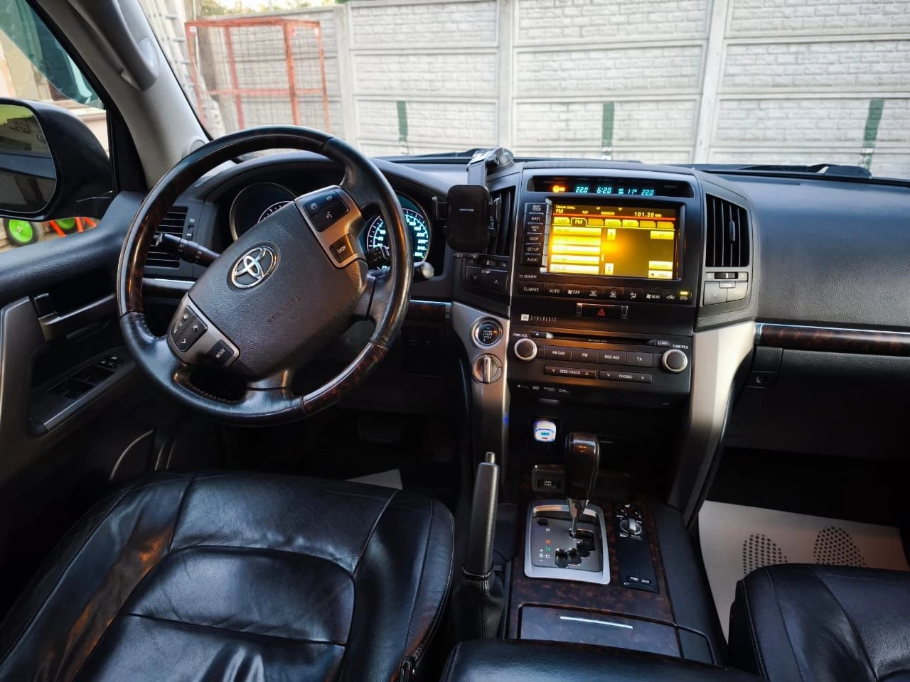 Toyota land cruiser 200. год выпуска 2011. двигатель 4.5л. дизель. пробег 340 тыс. км. комплект зимней резины. люксовая версия в полной комплектации с люком и третьим рядом сидений в хорошем состоянии. то проходил вовремя, недавно заменены тормозные колодки, сайлентблоки передних рычагов. по кузову имеются эксплуатационные царапины. документы в порядке(штрафов и запретов нет). цена 3 200 000 руб. торг уместен. просмотр в макеевке. +7949-616-45-66 +7949-439-69-83 - фотография - 6