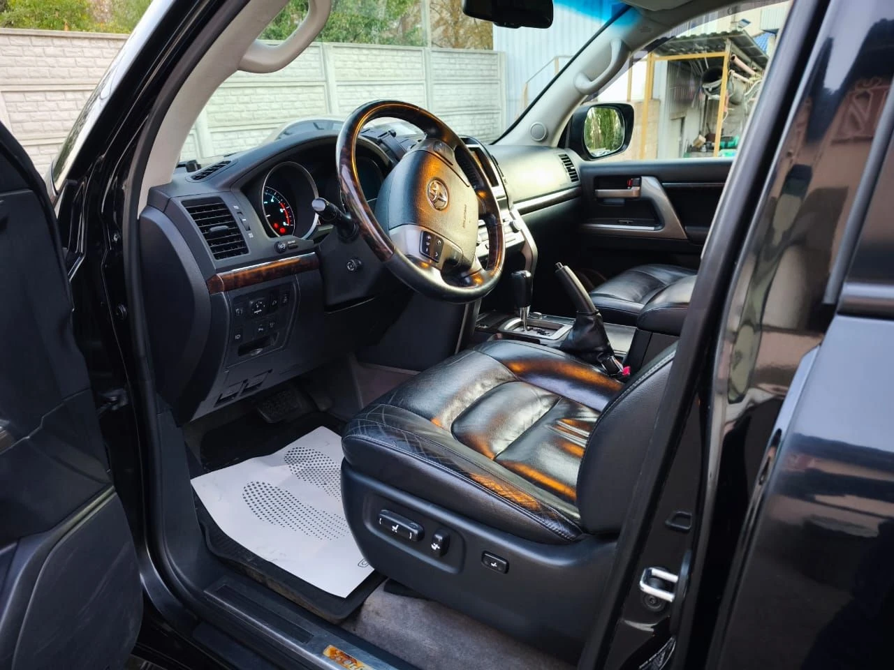 Toyota land cruiser 200. год выпуска 2011. двигатель 4.5л. дизель. пробег 340 тыс. км. комплект зимней резины. люксовая версия в полной комплектации с люком и третьим рядом сидений в хорошем состоянии. то проходил вовремя, недавно заменены тормозные колодки, сайлентблоки передних рычагов. по кузову имеются эксплуатационные царапины. документы в порядке(штрафов и запретов нет). цена 3 200 000 руб. торг уместен. просмотр в макеевке. +7949-616-45-66 +7949-439-69-83 - фотография - 7