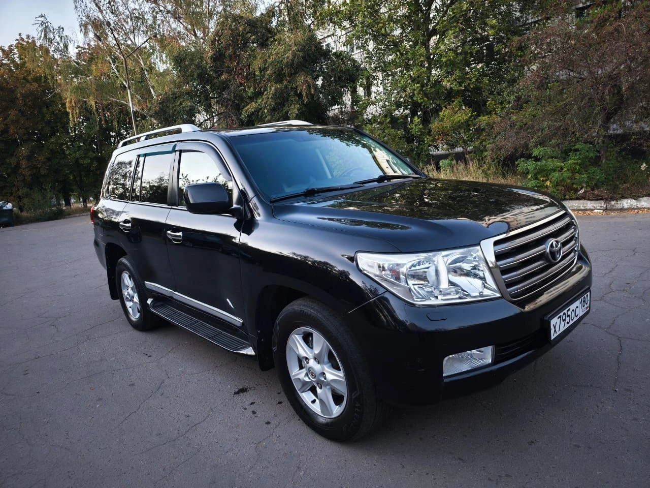 Toyota land cruiser 200. год выпуска 2011. двигатель 4.5л. дизель. пробег 340 тыс. км. комплект зимней резины. люксовая версия в полной комплектации с люком и третьим рядом сидений в хорошем состоянии. то проходил вовремя, недавно заменены тормозные колодки, сайлентблоки передних рычагов. по кузову имеются эксплуатационные царапины. документы в порядке(штрафов и запретов нет). цена 3 200 000 руб. торг уместен. просмотр в макеевке. +7949-616-45-66 +7949-439-69-83 - фотография - 2