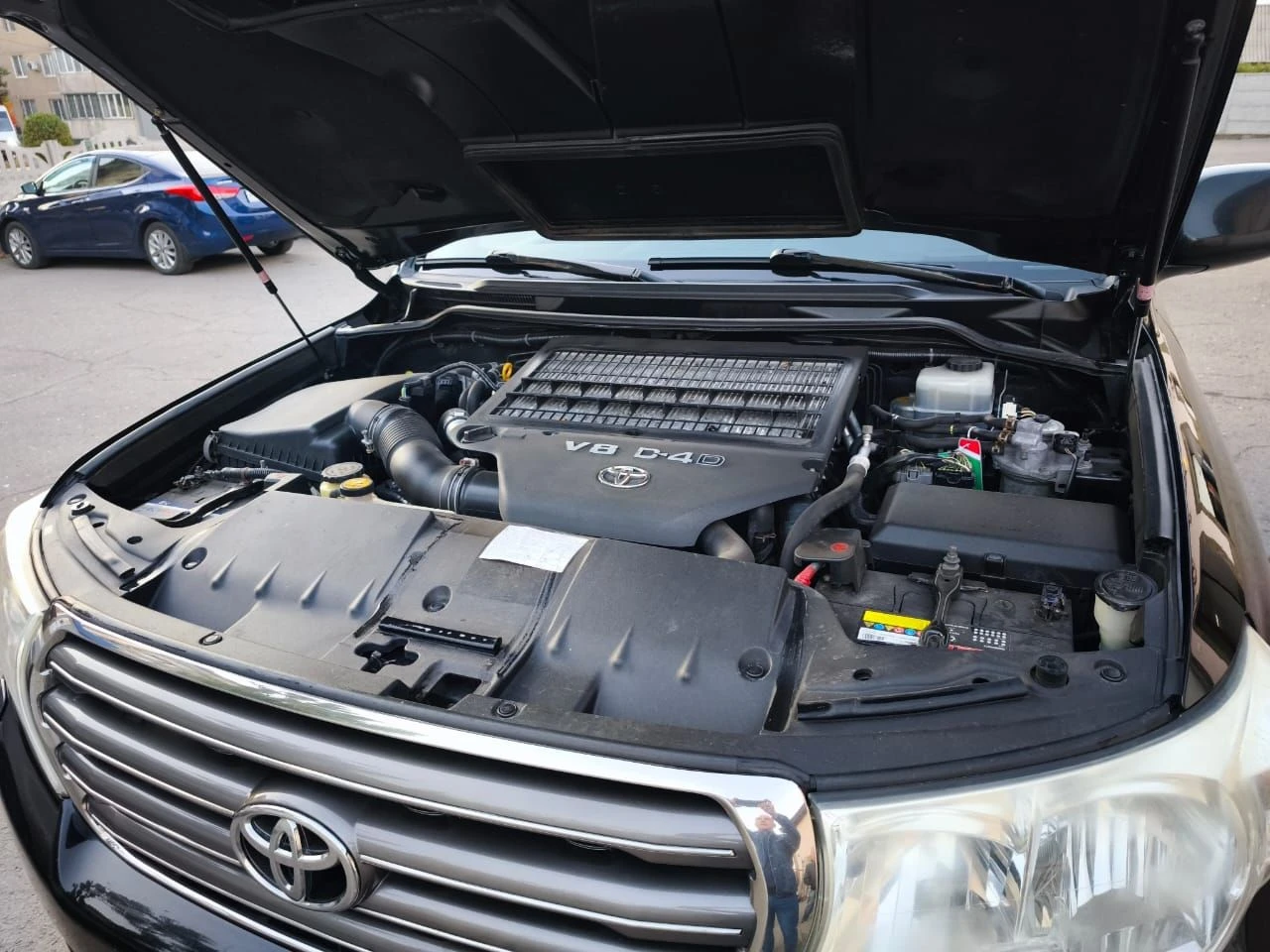 Toyota land cruiser 200. год выпуска 2011. двигатель 4.5л. дизель. пробег 340 тыс. км. комплект зимней резины. люксовая версия в полной комплектации с люком и третьим рядом сидений в хорошем состоянии. то проходил вовремя, недавно заменены тормозные колодки, сайлентблоки передних рычагов. по кузову имеются эксплуатационные царапины. документы в порядке(штрафов и запретов нет). цена 3 200 000 руб. торг уместен. просмотр в макеевке. +7949-616-45-66 +7949-439-69-83 - фотография - 9