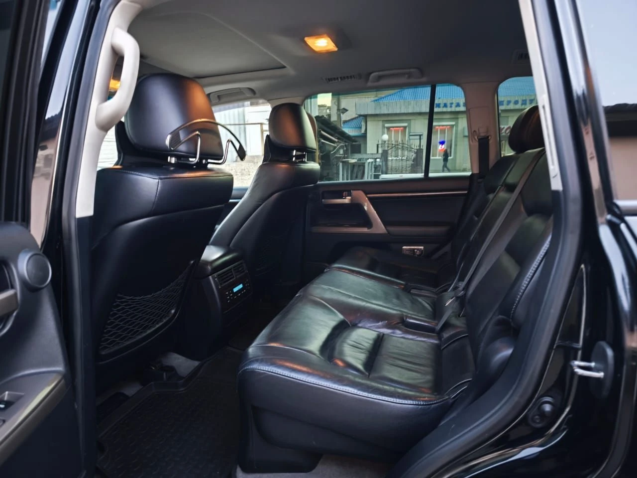 Toyota land cruiser 200. год выпуска 2011. двигатель 4.5л. дизель. пробег 340 тыс. км. комплект зимней резины. люксовая версия в полной комплектации с люком и третьим рядом сидений в хорошем состоянии. то проходил вовремя, недавно заменены тормозные колодки, сайлентблоки передних рычагов. по кузову имеются эксплуатационные царапины. документы в порядке(штрафов и запретов нет). цена 3 200 000 руб. торг уместен. просмотр в макеевке. +7949-616-45-66 +7949-439-69-83 - фотография - 8