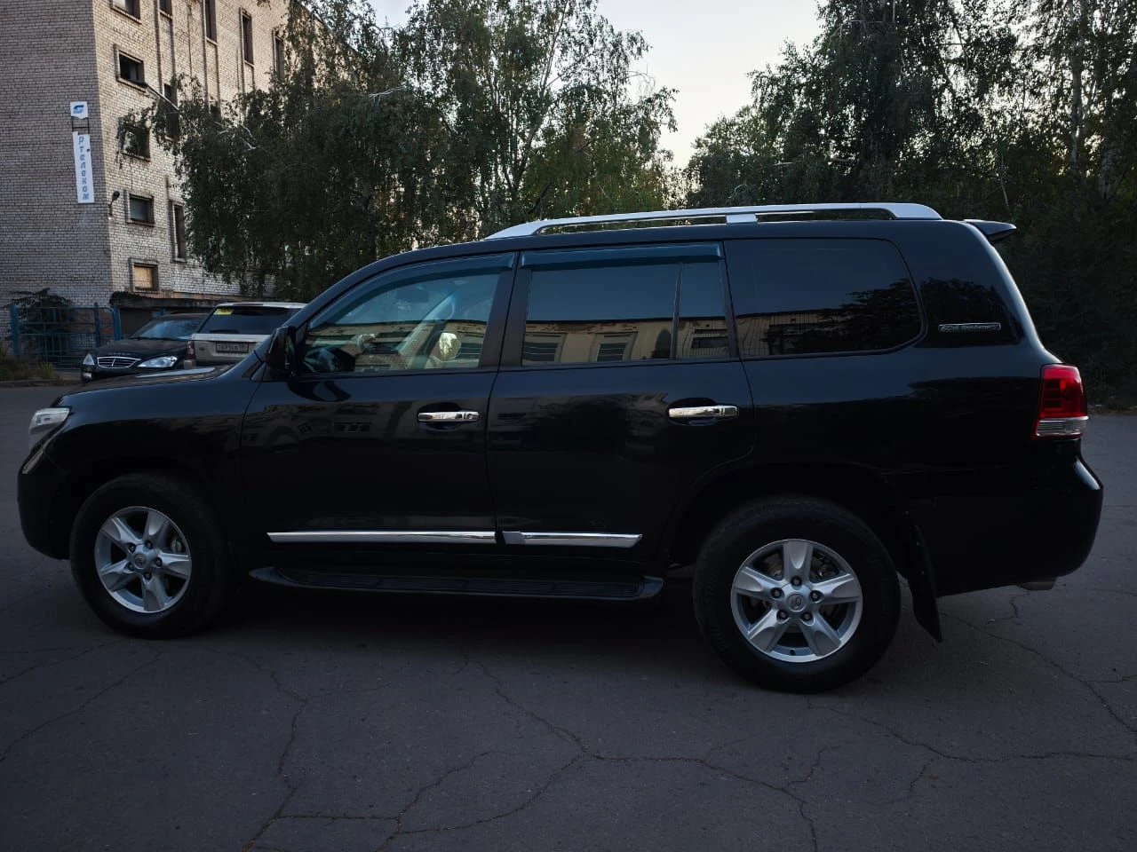 Toyota land cruiser 200. год выпуска 2011. двигатель 4.5л. дизель. пробег 340 тыс. км. комплект зимней резины. люксовая версия в полной комплектации с люком и третьим рядом сидений в хорошем состоянии. то проходил вовремя, недавно заменены тормозные колодки, сайлентблоки передних рычагов. по кузову имеются эксплуатационные царапины. документы в порядке(штрафов и запретов нет). цена 3 200 000 руб. торг уместен. просмотр в макеевке. +7949-616-45-66 +7949-439-69-83 - фотография - 3