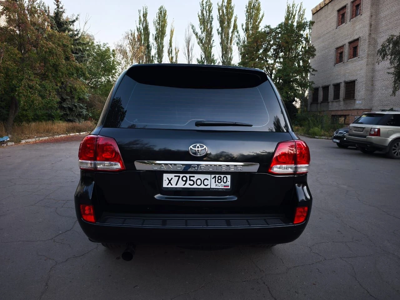 Toyota land cruiser 200. год выпуска 2011. двигатель 4.5л. дизель. пробег 340 тыс. км. комплект зимней резины. люксовая версия в полной комплектации с люком и третьим рядом сидений в хорошем состоянии. то проходил вовремя, недавно заменены тормозные колодки, сайлентблоки передних рычагов. по кузову имеются эксплуатационные царапины. документы в порядке(штрафов и запретов нет). цена 3 200 000 руб. торг уместен. просмотр в макеевке. +7949-616-45-66 +7949-439-69-83 - фотография - 4