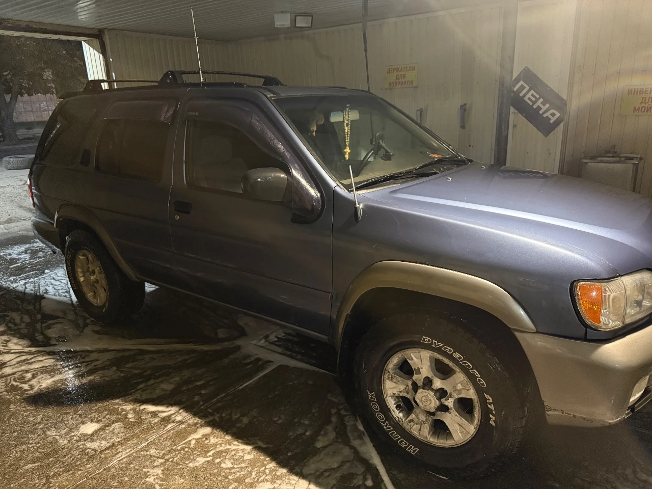 Продам nissan patfinder 3.3 2000г, в идеальнейшем состоянии, двигатель и коробка контрактные, ходовка перебрана полностью, каждый сален блок поменян, тормоза в круг новые, по кузову есть небольшие косячки, все критичное было вылечено, бампер поставлен новый, покрашен в цвет, стоит хороша музыка, поменяны масла абсолютно везде( масла хорошие) и сделано много другое, вся электрика работает, печка просто жарит, полный привод работает во всех режимах, установлены хабы, установлены лампочки в фары ( меняют цвет, хочешь белый хочешь желтый, в дождливую погоду очень выручает, на машине передвигаюсь каждый день, торг у капота, если кому то цена слишком большая, просьба не беспокоить( поищите варианты дешевле, они есть) машина находится в днр цена 680.000 тел. +79515117373 - фотография - 2