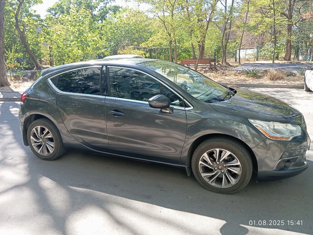 Продам citroën ds4 или обменяю с моей доплатой на авто побольше. двигатель 1.6 (150л. с.), 92 тыс. пробега, 2013 года. прекрасный французкий лексус! без преувеличения едит и управляется прекрасно. в красивом цвете!вся история авто о проделанной работе есть в серверной книге со всеми чеками. ничего делать не надо! салон как в новом авто не разу не делали химчистку все на отлично. есть зимняя резина! просим за авто 950 тыс. +79496465145 - фотография - 2