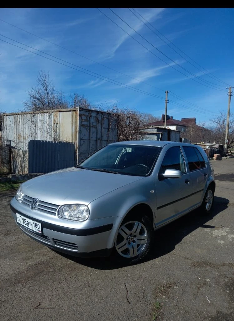Продам личный volkswagen golf 4 1.6 16v, 2002г. авто в отличном состоянии без каких либо проблем, сел и поехал, двигатель коробка без нареканий, полностью обслужен, салон ухожен, в машине не курили, стоит хорошая музыка, за машиной следили, первый хозяин в рф, кондер печка на отлично, работает каждая кнопочка, крепкий оцинкованный кузов. покупатель будет доволен. 2 комплекта резины.590т. р торг у капота. звоните +79497150841 артём - фотография - 1