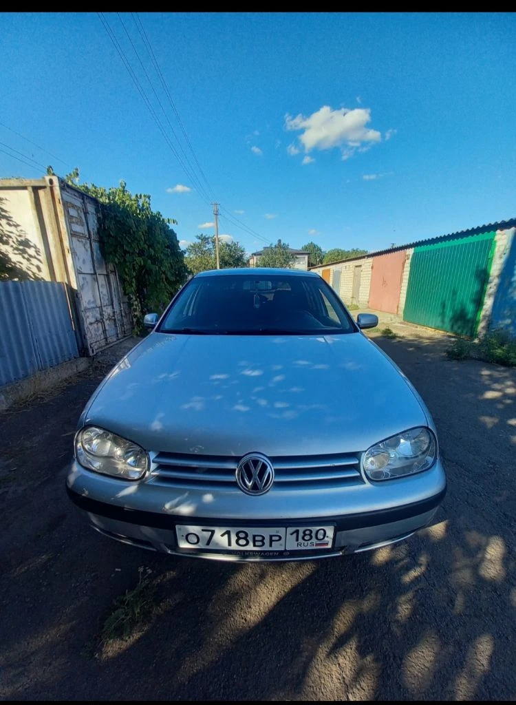 Продам личный volkswagen golf 4 1.6 16v, 2002г. авто в отличном состоянии без каких либо проблем, сел и поехал, двигатель коробка без нареканий, полностью обслужен, салон ухожен, в машине не курили, стоит хорошая музыка, за машиной следили, первый хозяин в рф, кондер печка на отлично, работает каждая кнопочка, крепкий оцинкованный кузов. покупатель будет доволен. 2 комплекта резины.590т. р торг у капота. звоните +79497150841 артём - фотография - 2