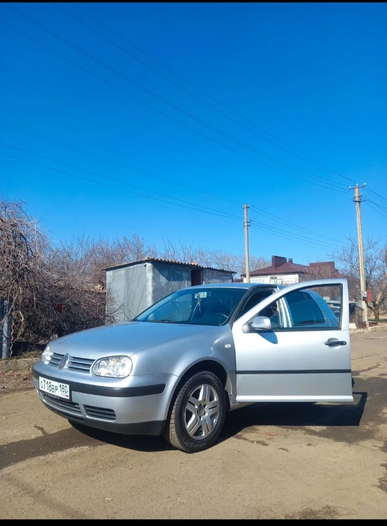 Продам личный volkswagen golf 4 1.6 16v, 2002г. авто в отличном состоянии без каких либо проблем, сел и поехал, двигатель коробка без нареканий, полностью обслужен, салон ухожен, в машине не курили, стоит хорошая музыка, за машиной следили, первый хозяин в рф, кондер печка на отлично, работает каждая кнопочка, крепкий оцинкованный кузов. покупатель будет доволен. 2 комплекта резины.590т. р торг у капота. звоните +79497150841 артём - фотография - 4