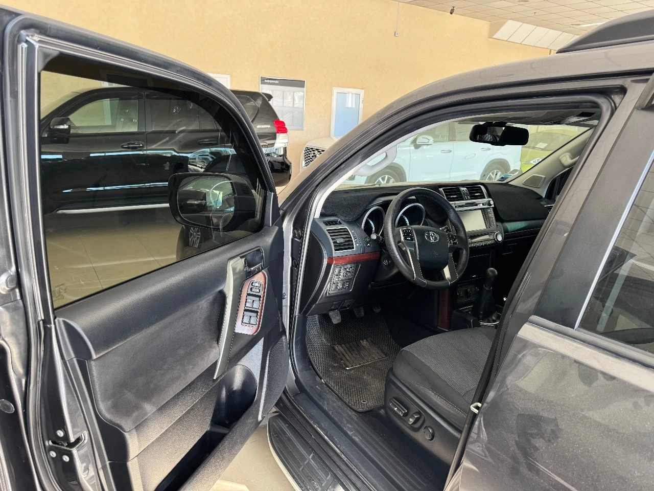 Toyota land cruiser prado 150 2014 г. в. , пробег 230 000 км мотор 3.0 турбодизель, механическая кпп, полный привод. автомобиль без дтп, пригнан из франции в 2023 году, с тех пор в одних руках. полностью обслужен, вложений не требует. в прошлом году делалась антикоррозионная обработка с полным разбором, кузов и рама в идеальном состоянии, в придачу два комплекта резины. два ключа. цена 3.300.000₽, торг. подробности по телефону +79493024791 - фотография - 7