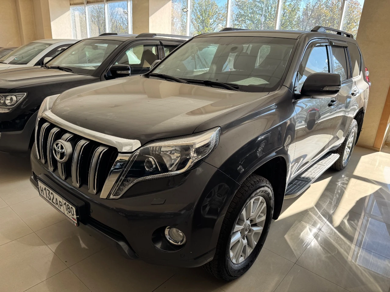 Toyota land cruiser prado 150 2014 г. в. , пробег 230 000 км мотор 3.0 турбодизель, механическая кпп, полный привод. автомобиль без дтп, пригнан из франции в 2023 году, с тех пор в одних руках. полностью обслужен, вложений не требует. в прошлом году делалась антикоррозионная обработка с полным разбором, кузов и рама в идеальном состоянии, в придачу два комплекта резины. два ключа. цена 3.300.000₽, торг. подробности по телефону +79493024791 - фотография - 2