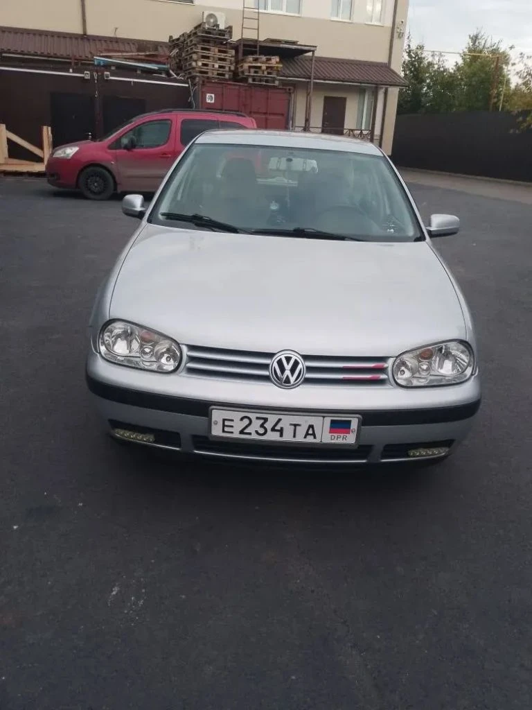 Продаю отличный автомобиль марки volkswagen golf 4.год выпуска 2001.пробег родной 184 590 км. коробка - автомат. передний привод. тип двигателя- бензин. кондиционер работает. птс- оригинал. владельцев - 2.машина была привезена из германии в 2021 году. ездила девушка. автомобиль в хорошем техническом состоянии для своих лет. была произведена замена масла в двигателе и коробке. установлена сигналиция starline, с дистанционным запуском двигателя. автомобиль находится в таганроге, можно встретиться в макеевке и донецке(днр). цена 550 000 р. возможен торг. телефон:+7(989)620-54-35,+7(928)616-42-29 - фотография - 1