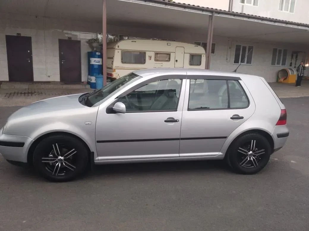 Продаю отличный автомобиль марки volkswagen golf 4.год выпуска 2001.пробег родной 184 590 км. коробка - автомат. передний привод. тип двигателя- бензин. кондиционер работает. птс- оригинал. владельцев - 2.машина была привезена из германии в 2021 году. ездила девушка. автомобиль в хорошем техническом состоянии для своих лет. была произведена замена масла в двигателе и коробке. установлена сигналиция starline, с дистанционным запуском двигателя. автомобиль находится в таганроге, можно встретиться в макеевке и донецке(днр). цена 550 000 р. возможен торг. телефон:+7(989)620-54-35,+7(928)616-42-29 - фотография - 2