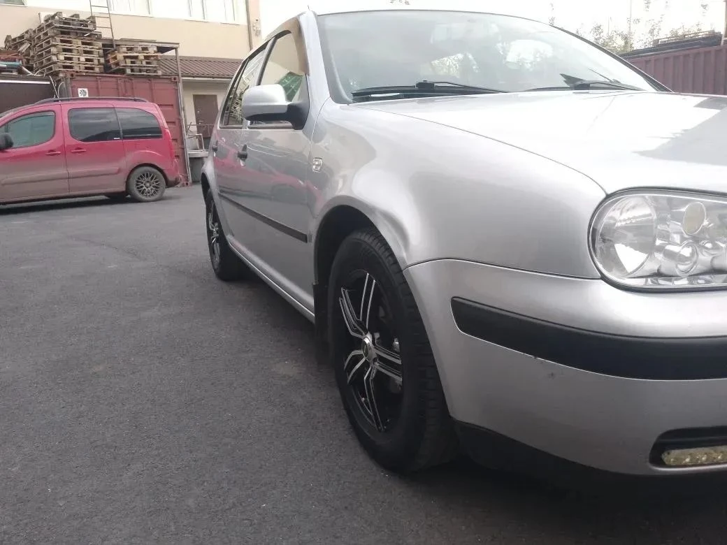Продаю отличный автомобиль марки volkswagen golf 4.год выпуска 2001.пробег родной 184 590 км. коробка - автомат. передний привод. тип двигателя- бензин. кондиционер работает. птс- оригинал. владельцев - 2.машина была привезена из германии в 2021 году. ездила девушка. автомобиль в хорошем техническом состоянии для своих лет. была произведена замена масла в двигателе и коробке. установлена сигналиция starline, с дистанционным запуском двигателя. автомобиль находится в таганроге, можно встретиться в макеевке и донецке(днр). цена 550 000 р. возможен торг. телефон:+7(989)620-54-35,+7(928)616-42-29 - фотография - 5