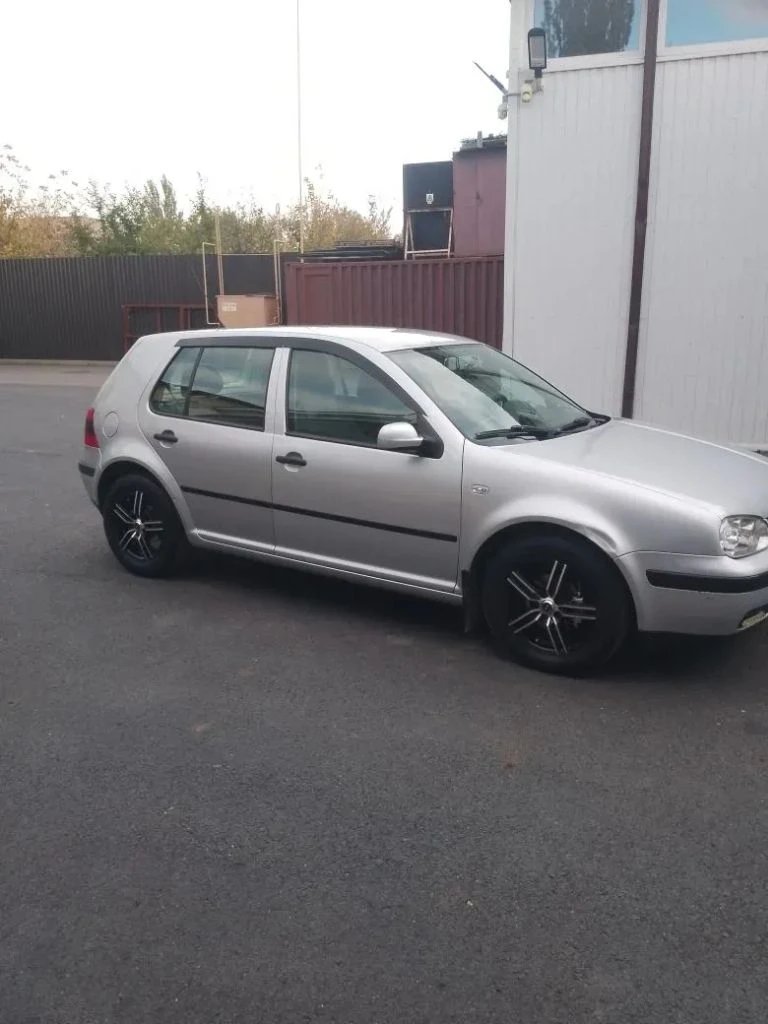 Продаю отличный автомобиль марки volkswagen golf 4.год выпуска 2001.пробег родной 184 590 км. коробка - автомат. передний привод. тип двигателя- бензин. кондиционер работает. птс- оригинал. владельцев - 2.машина была привезена из германии в 2021 году. ездила девушка. автомобиль в хорошем техническом состоянии для своих лет. была произведена замена масла в двигателе и коробке. установлена сигналиция starline, с дистанционным запуском двигателя. автомобиль находится в таганроге, можно встретиться в макеевке и донецке(днр). цена 550 000 р. возможен торг. телефон:+7(989)620-54-35,+7(928)616-42-29 - фотография - 3