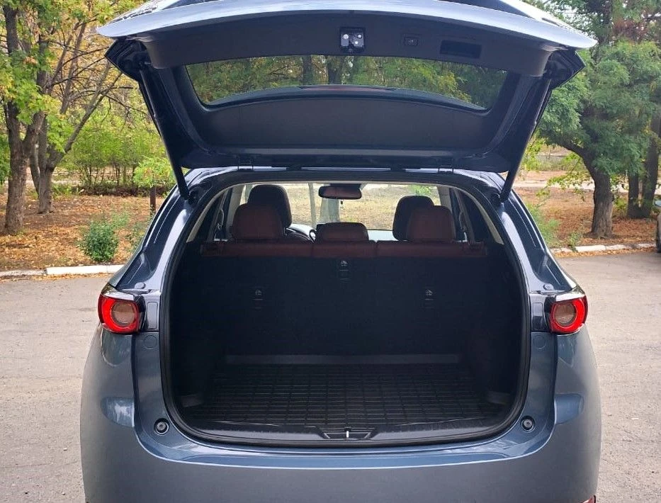 Продам мазда сх -5 2020 года, пробег 81 тыс. км. двигатель 2,5 турбо (230 л. с. авто очень динамичное. )коробка автомат айсин, полный привод. серого цвета(фото не передаёт глубину цвета). бортовой компьютер, раздельный климат -контроль, люк, бордовый кожаный салон( шикарный вид), электропривод сидений с памятью, подогревы сидений, зеркал, стёкол, слепые зоны, кожаный мультируль, кнопка старт- стоп, безключевой доступ, функция удержание полосы и дистанции, мультимедиа, стереосистема боссе, блютуз, камера заднего вида, фары линзованные, легкосплавные оригинальные диски с отличной резиной. авто обслужено, новые масла "леквимоль ", фильтра. подвеска сбитая, авто без вложений. цена 2,9 млн, торг. более детально по телефону+79493560528, +79493202480 - фотография - 7