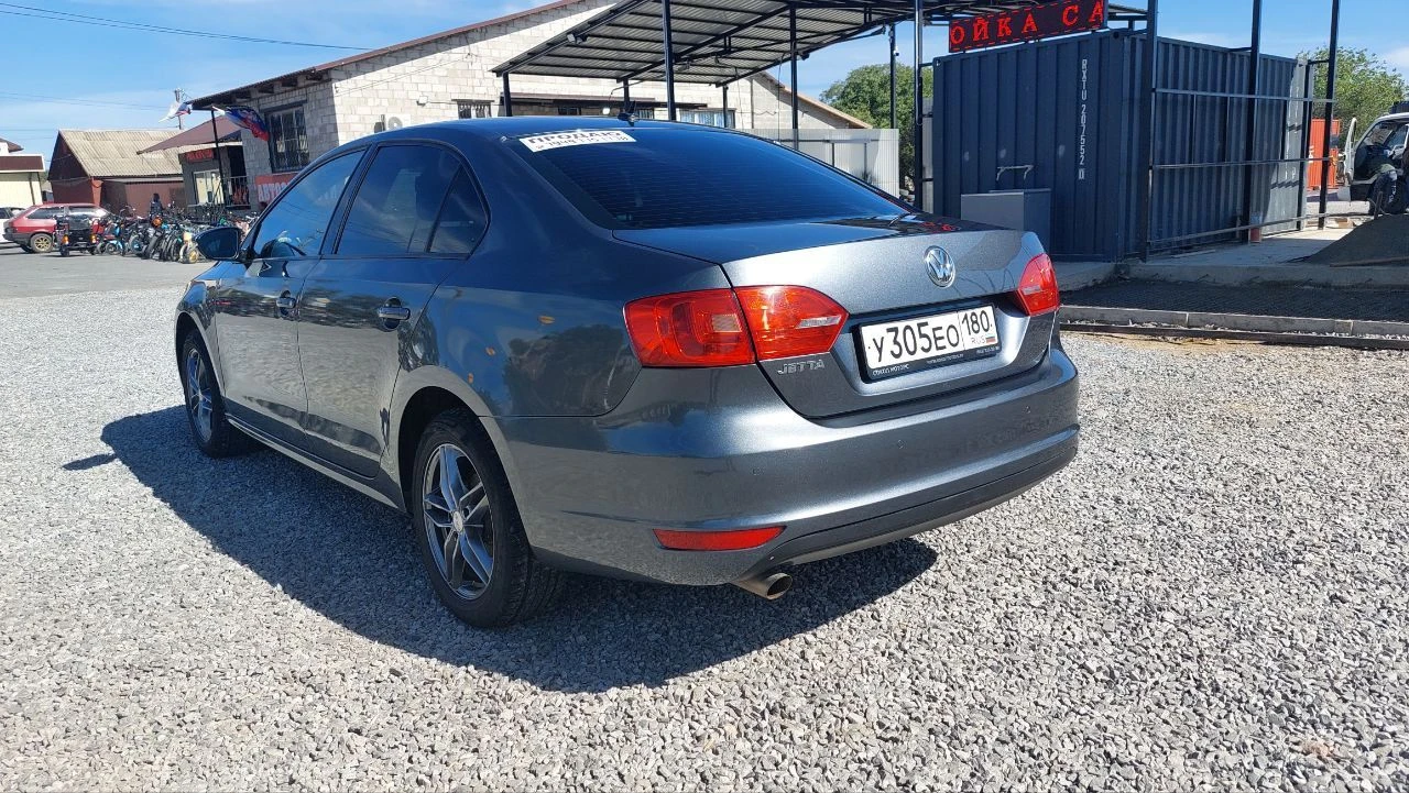Продаю volkswagen jetta 2012года. мотор 1.6 атмосферный на автомате. мексиканская сборка. пробег 180000км. птс оригинал я второй владелец. состояние отличное. комплектация раздельный климат-контроль круиз-контроль подогрев передних сидений 4 стеклоподъёмника с доводчиками электро зеркала с подогревом штатная мультимедиа мультируль 2ключа, 2брелка литые диски r16 с новой зимней резиной возможен пригон на осмотр. 1 130 000 с торгом +79497151738 - фотография - 9