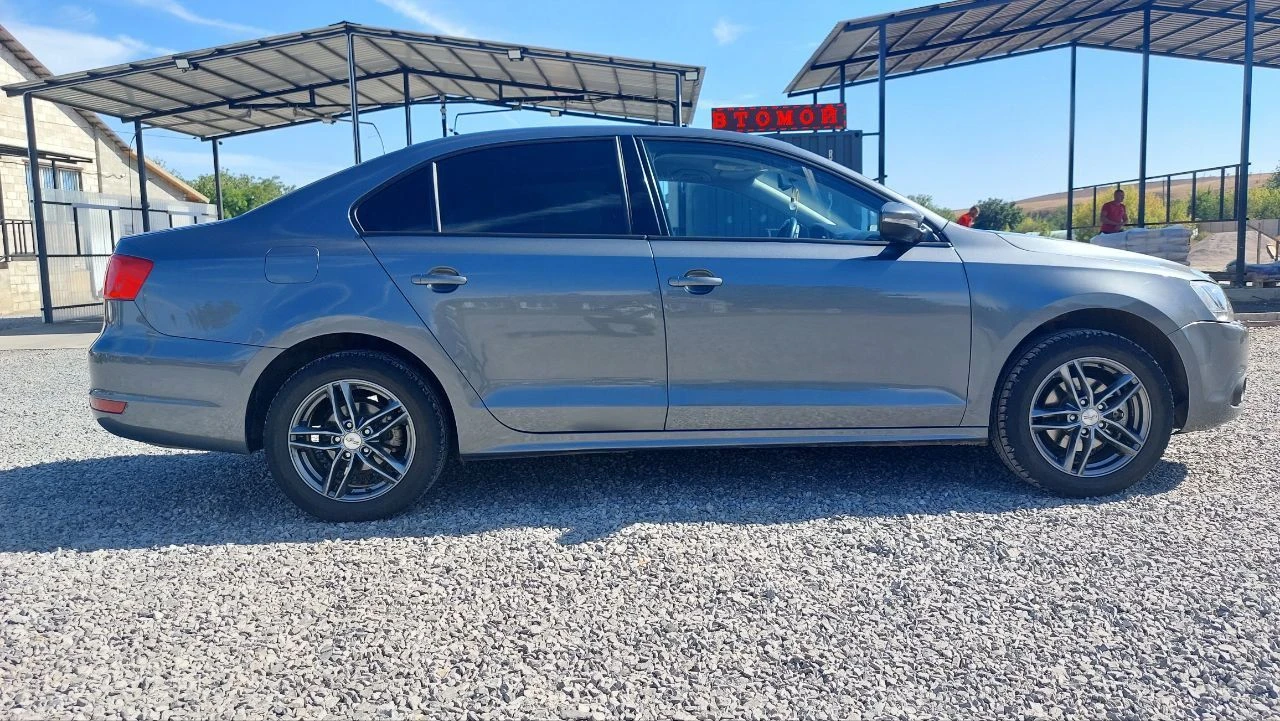 Продаю volkswagen jetta 2012года. мотор 1.6 атмосферный на автомате. мексиканская сборка. пробег 180000км. птс оригинал я второй владелец. состояние отличное. комплектация раздельный климат-контроль круиз-контроль подогрев передних сидений 4 стеклоподъёмника с доводчиками электро зеркала с подогревом штатная мультимедиа мультируль 2ключа, 2брелка литые диски r16 с новой зимней резиной возможен пригон на осмотр. 1 130 000 с торгом +79497151738 - фотография - 6