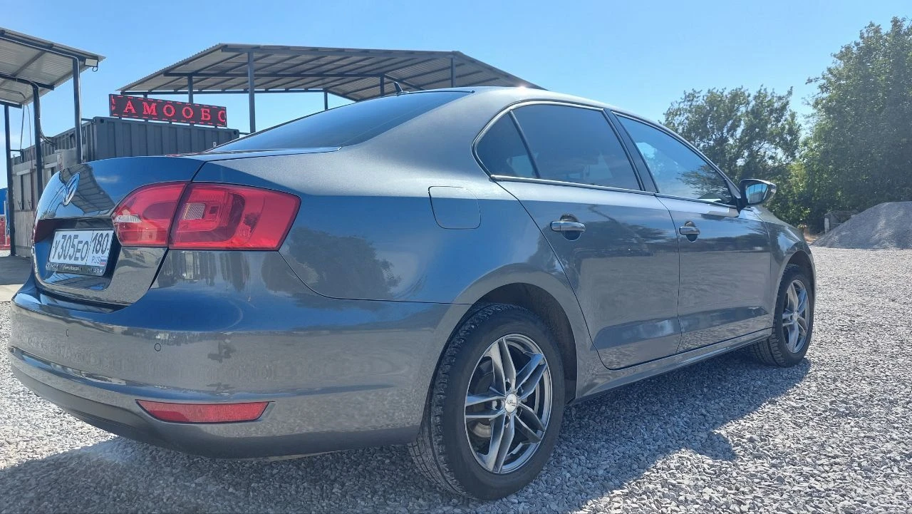 Продаю volkswagen jetta 2012года. мотор 1.6 атмосферный на автомате. мексиканская сборка. пробег 180000км. птс оригинал я второй владелец. состояние отличное. комплектация раздельный климат-контроль круиз-контроль подогрев передних сидений 4 стеклоподъёмника с доводчиками электро зеркала с подогревом штатная мультимедиа мультируль 2ключа, 2брелка литые диски r16 с новой зимней резиной возможен пригон на осмотр. 1 130 000 с торгом +79497151738 - фотография - 4