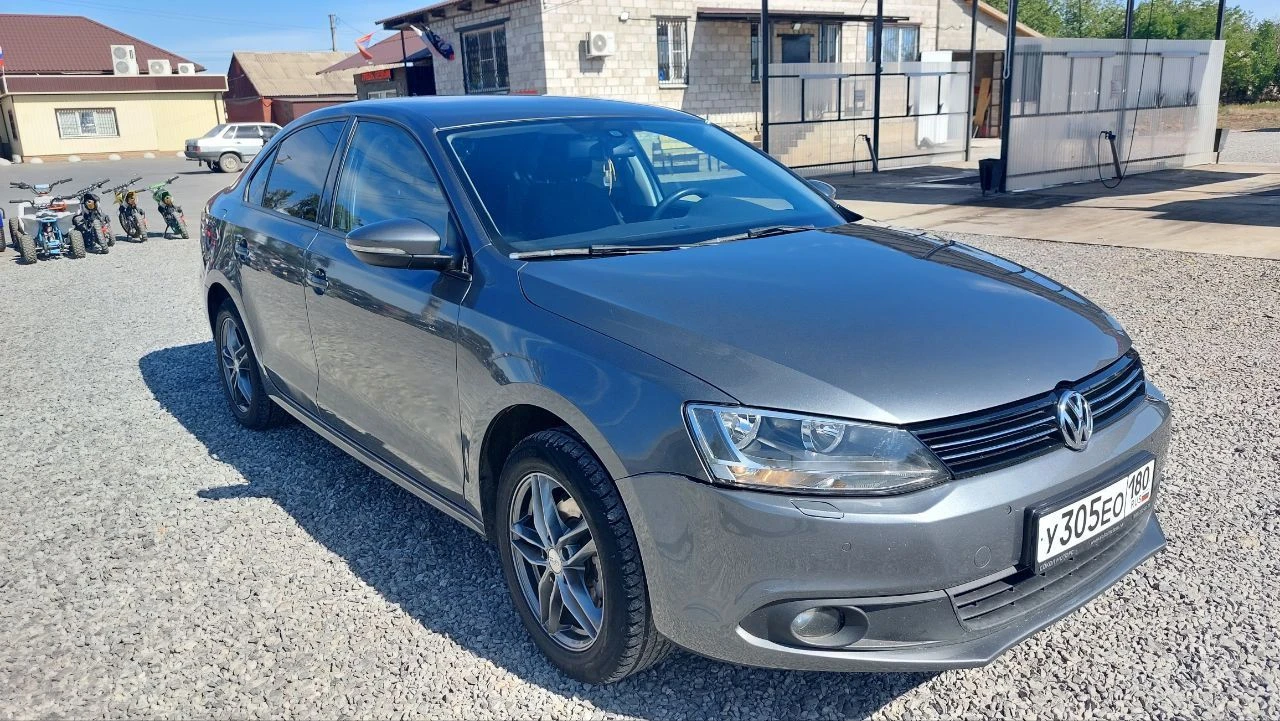Продаю volkswagen jetta 2012года. мотор 1.6 атмосферный на автомате. мексиканская сборка. пробег 180000км. птс оригинал я второй владелец. состояние отличное. комплектация раздельный климат-контроль круиз-контроль подогрев передних сидений 4 стеклоподъёмника с доводчиками электро зеркала с подогревом штатная мультимедиа мультируль 2ключа, 2брелка литые диски r16 с новой зимней резиной возможен пригон на осмотр. 1 130 000 с торгом +79497151738 - фотография - 5