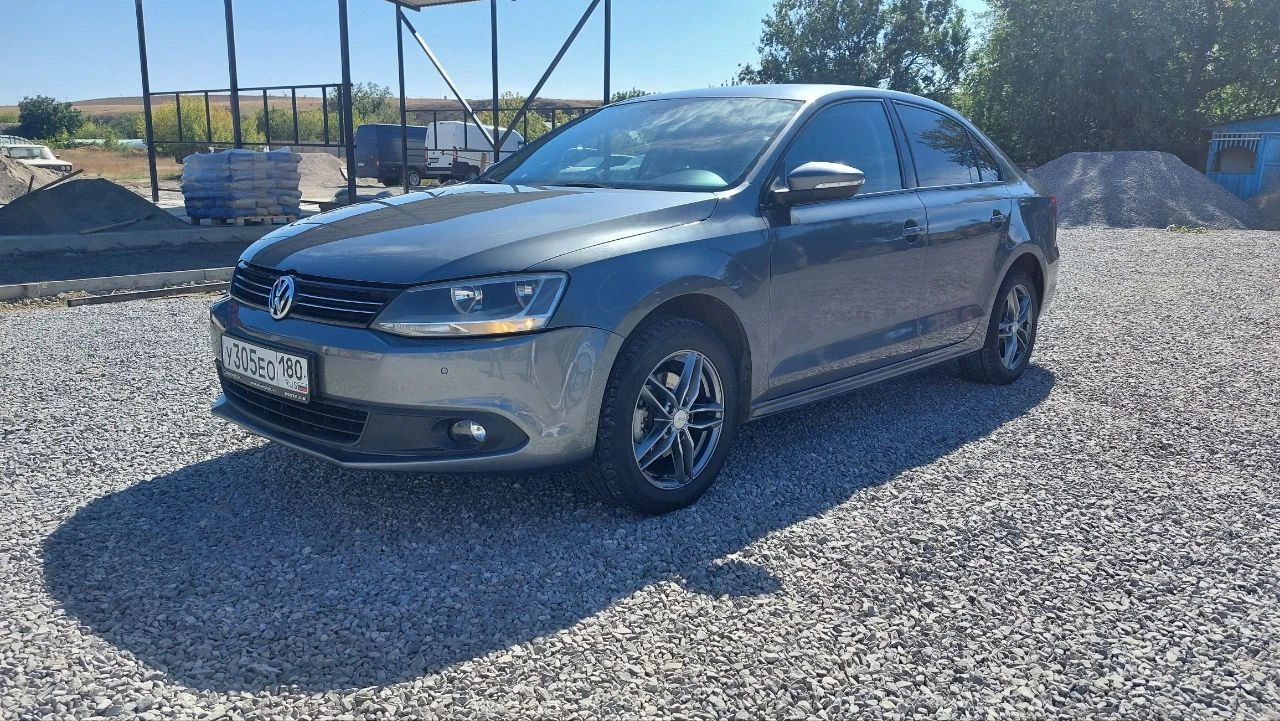 Продаю volkswagen jetta 2012года. мотор 1.6 атмосферный на автомате. мексиканская сборка. пробег 180000км. птс оригинал я второй владелец. состояние отличное. комплектация раздельный климат-контроль круиз-контроль подогрев передних сидений 4 стеклоподъёмника с доводчиками электро зеркала с подогревом штатная мультимедиа мультируль 2ключа, 2брелка литые диски r16 с новой зимней резиной возможен пригон на осмотр. 1 130 000 с торгом +79497151738 - фотография - 8