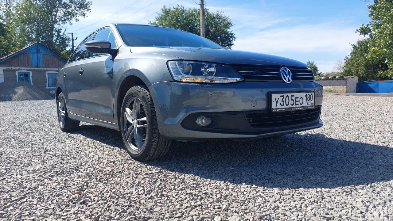 Продаю volkswagen jetta 2012года. мотор 1.6 атмосферный на автомате. мексиканская сборка. пробег 180000км. птс оригинал я второй владелец. состояние отличное. комплектация раздельный климат-контроль круиз-контроль подогрев передних сидений 4 стеклоподъёмника с доводчиками электро зеркала с подогревом штатная мультимедиа мультируль 2ключа, 2брелка литые диски r16 с новой зимней резиной возможен пригон на осмотр. 1 130 000 с торгом +79497151738 - фотография - 7