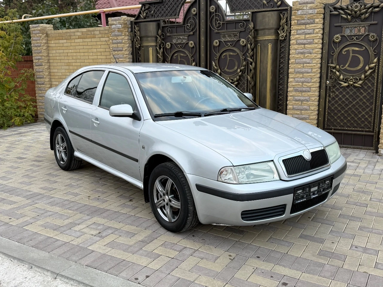 Продам шкоду в очень хорошем состоянии таких шкод очень мало в таком состоянии кузов весь в заводском окрасе за исключением одной детали были сколы на капоте. салон в отличном состоянии кузов обесшумлен стоит хорошая музыка камера заднего вида климат работает авто до первого клиента кто ищет живую шкоду. если вы из далека могу снять видео обзор с толщиномером. остальные вопросы по телефону 🚗марка шкода октавия ⚙️мотор 1.6 бензин 📦коробка механика 🏃‍♂️‍➡️пробег 240 тысяч родной 📅год выпуска 2008 💶цена 670т рублей ☎️тел +79497257498 - фотография - 2