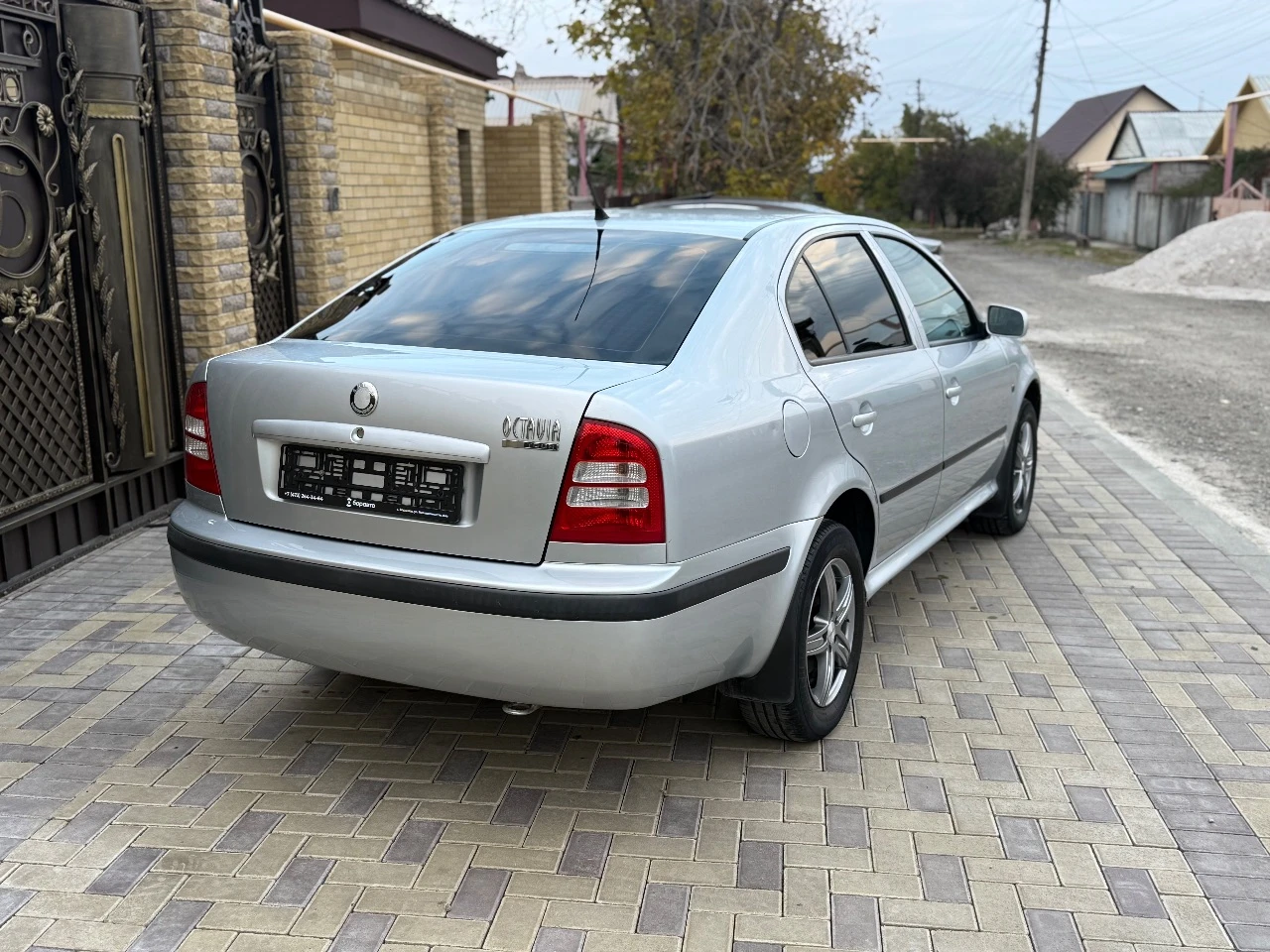 Продам шкоду в очень хорошем состоянии таких шкод очень мало в таком состоянии кузов весь в заводском окрасе за исключением одной детали были сколы на капоте. салон в отличном состоянии кузов обесшумлен стоит хорошая музыка камера заднего вида климат работает авто до первого клиента кто ищет живую шкоду. если вы из далека могу снять видео обзор с толщиномером. остальные вопросы по телефону 🚗марка шкода октавия ⚙️мотор 1.6 бензин 📦коробка механика 🏃‍♂️‍➡️пробег 240 тысяч родной 📅год выпуска 2008 💶цена 670т рублей ☎️тел +79497257498 - фотография - 3