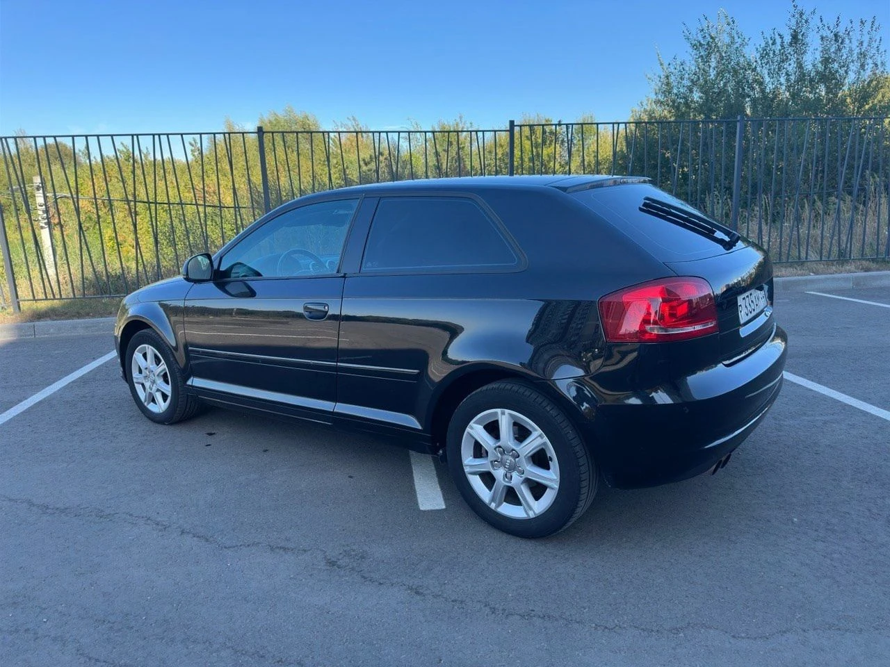 Продам audi a3 8p 1.4 tsi 📌 пробег: 245,000 км 📌 год: 2008 📌 коробка: 6ст механика 📌 цена: 800,000 руб. 📌 контакты: +7 (915) 646-92-30 или пишите в лс 🚗 описание автомобиля: технически идеальное состояние, новая коробка установлена в сентябре прошлого года. я пятый владелец, купил в декабре 2022 года и проехал 70,000 км. машина проверена временем и дальними поездками – ни разу не подвела! фары: установлены bi-led линзы (идеальный свет). мультимедиа: android-магнитола с carplay, максимальная комплектация и камера заднего хода. климат: работает без нареканий. двигатель и коробка: в отличном состоянии, масло между заменами уходит 200-300 г (меняю каждые 7500 км, использую bardahl). ничего не стучит, турбина в полном порядке. колеса: r16 (зима, шипы) и новая летняя резина куплена в этом году кузов: было небольшое дтп (все фото есть, повреждения незначительные). гнили нет, сколы-рыжики присутствуют, но критичного ничего нет типичные ваговские моменты итог: сел и поехал – все, что нужно, уже сделано. осмотр в горловке. 📞 звоните или пишите, автомобиль ждет нового владельца! - фотография - 2
